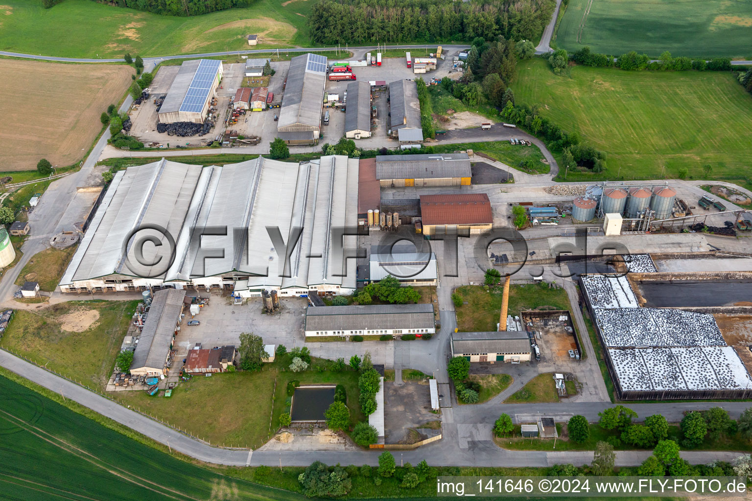 Vue aérienne de Milchland Schönau GbR à le quartier Kiesdorf in Schönau-Berzdorf auf dem Eigen dans le département Saxe, Allemagne