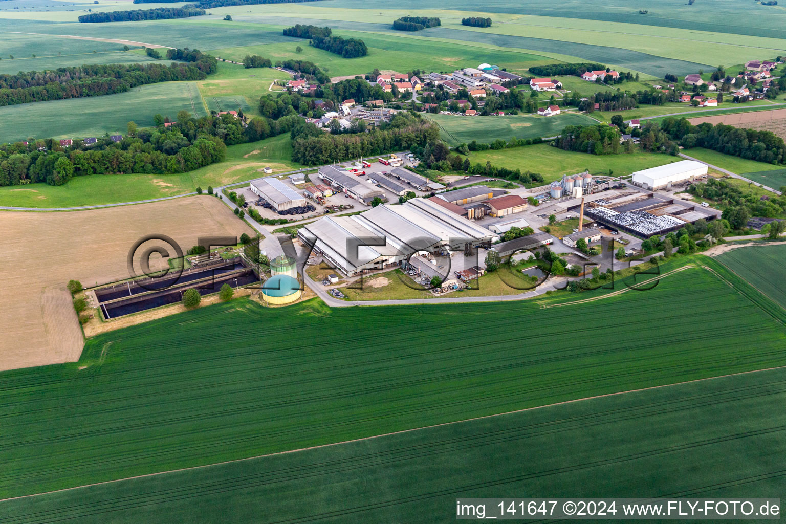 Vue aérienne de Milchland Schönau GbR à le quartier Kiesdorf in Schönau-Berzdorf auf dem Eigen dans le département Saxe, Allemagne