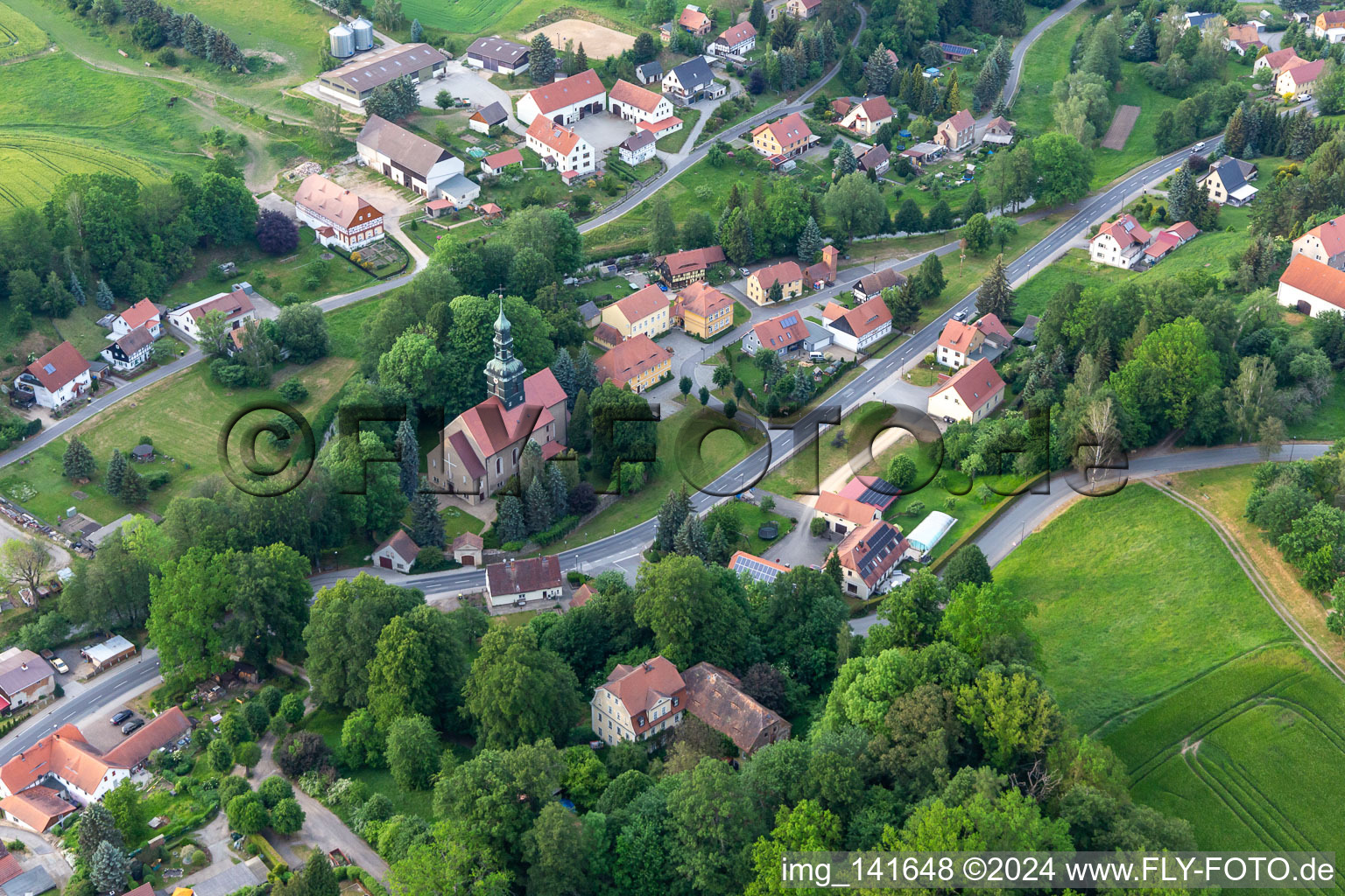 Vue aérienne de Église Saint-Georges à le quartier Schönau-Berzdorf in Schönau-Berzdorf auf dem Eigen dans le département Saxe, Allemagne