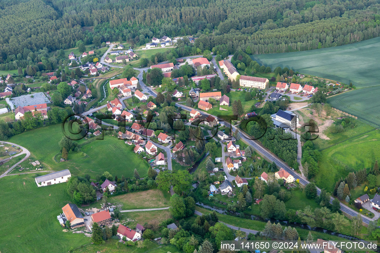 Vue aérienne de De l'ouest à le quartier Schönau-Berzdorf in Schönau-Berzdorf auf dem Eigen dans le département Saxe, Allemagne