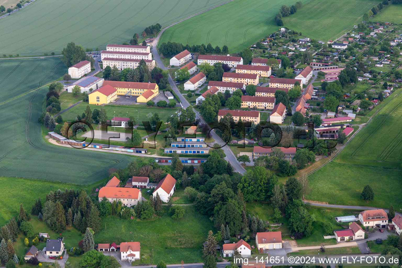 Vue aérienne de Lotissement préfabriqué "Am Hutberg" à le quartier Schönau-Berzdorf in Schönau-Berzdorf auf dem Eigen dans le département Saxe, Allemagne