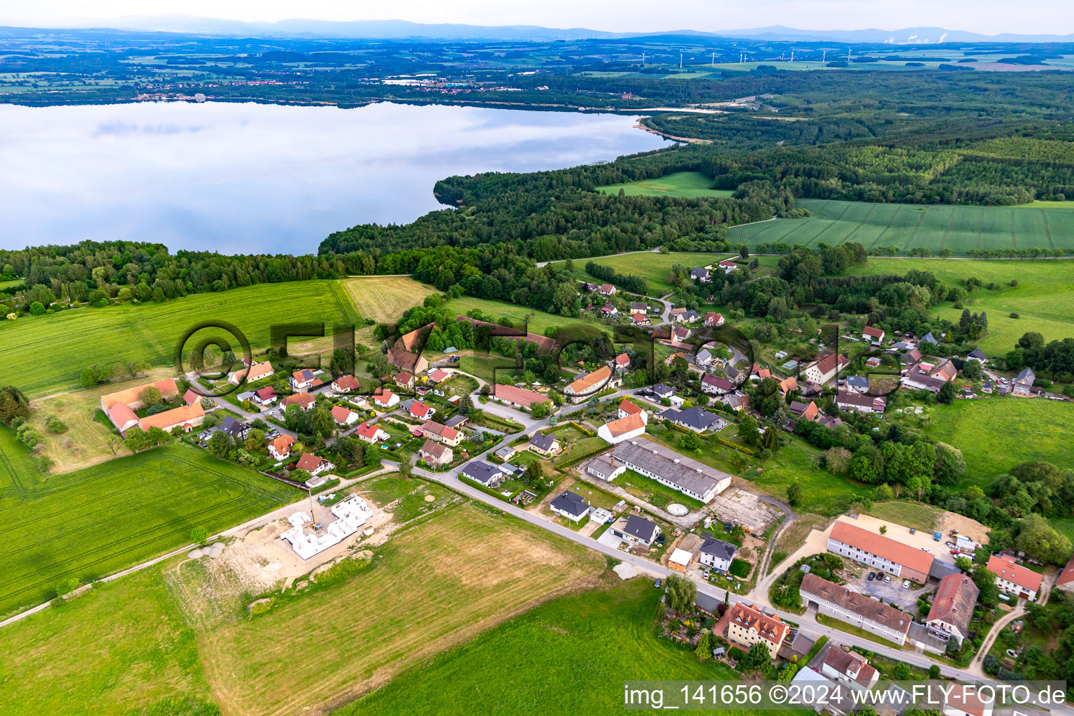 Vue aérienne de Village au bord du lac de Berzdorf à le quartier Jauernick-Buschbach in Markersdorf dans le département Saxe, Allemagne