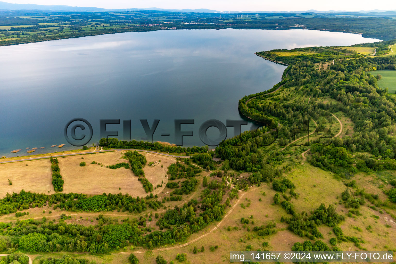 Vue aérienne de Rive nord-est du Berzdorfer See avec parc à vélos Pimmelblo et point de vue de Klein Neundorf à le quartier Deutsch Ossig in Görlitz dans le département Saxe, Allemagne