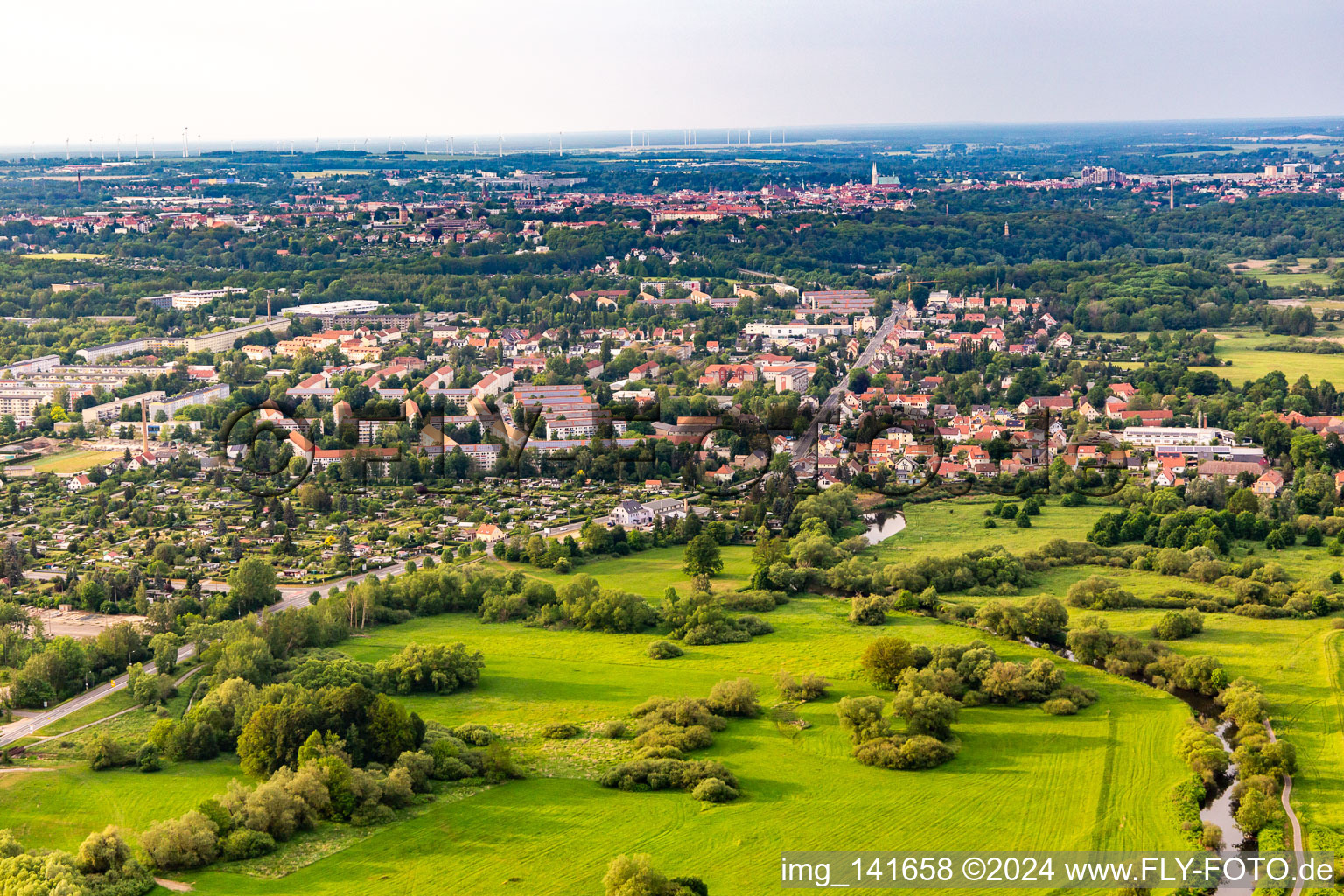 Vue aérienne de Avenue des Prunes Est à le quartier Weinhübel in Görlitz dans le département Saxe, Allemagne