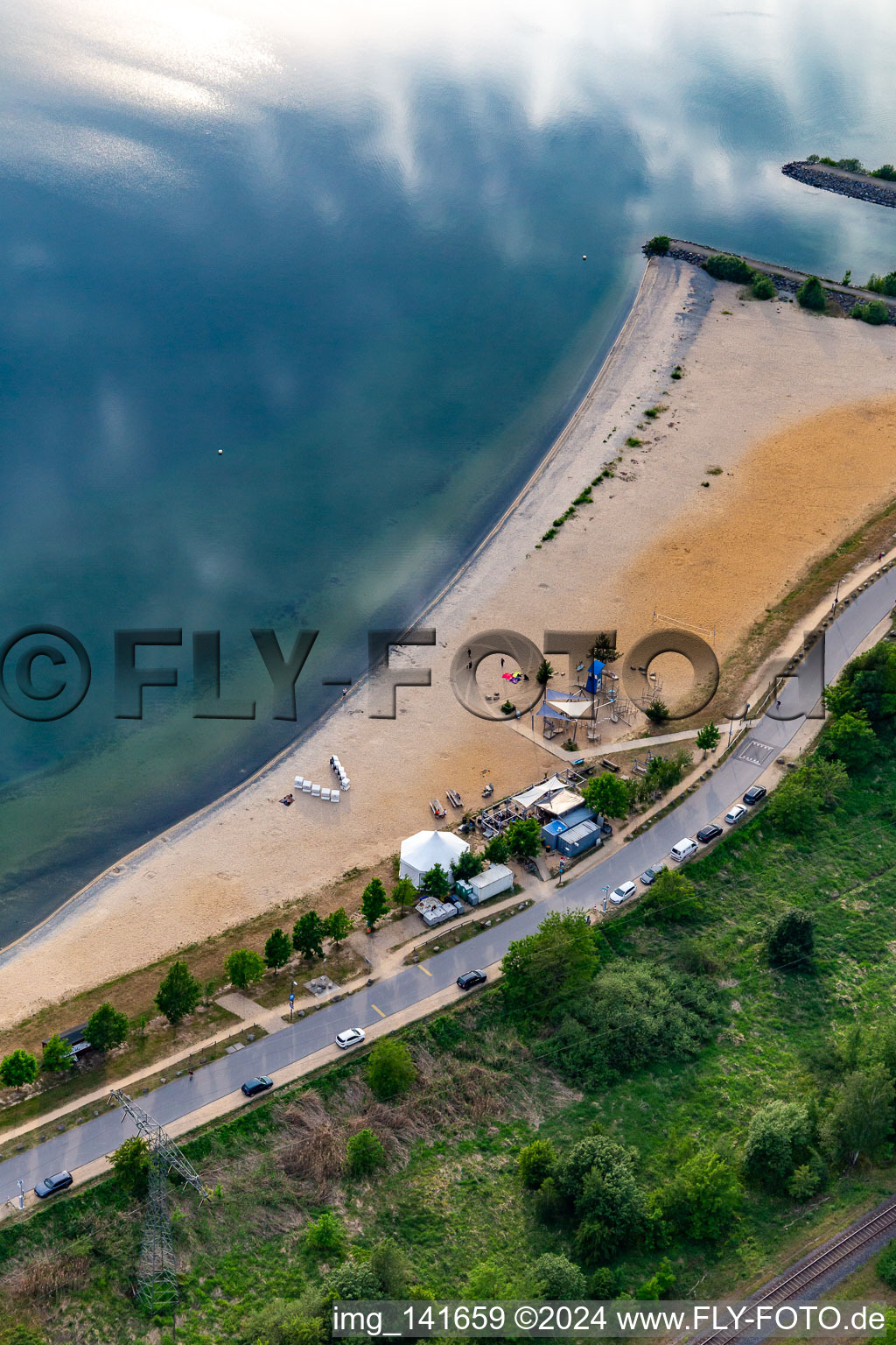 Vue aérienne de Promenade de plage nord-est de Berzdorfer See avec BEACH BAR Görlitz à le quartier Deutsch Ossig in Görlitz dans le département Saxe, Allemagne