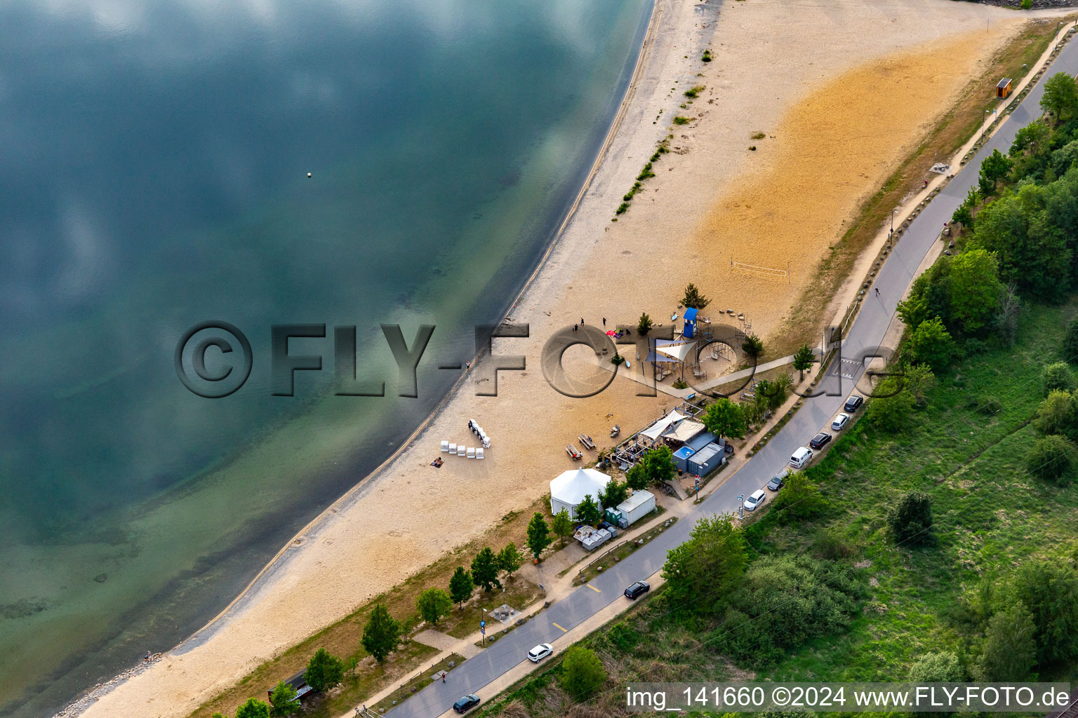 Vue aérienne de Promenade de plage nord-est de Berzdorfer See avec BEACH BAR Görlitz à le quartier Deutsch Ossig in Görlitz dans le département Saxe, Allemagne