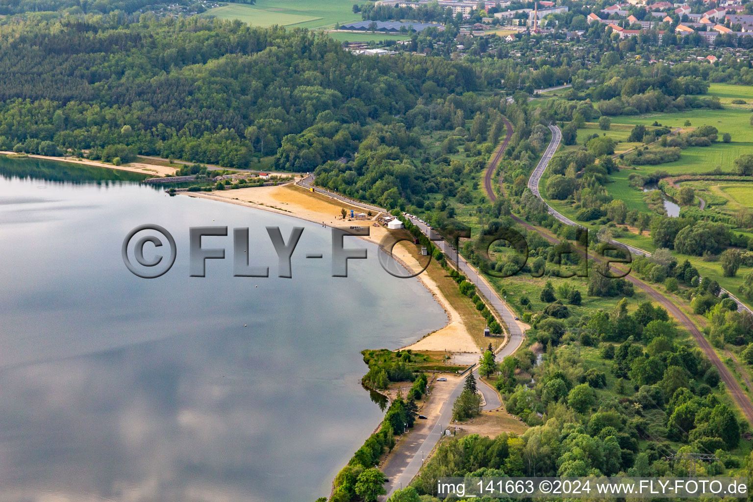 Vue oblique de Promenade de plage nord-est de Berzdorfer See avec BEACH BAR Görlitz à le quartier Deutsch Ossig in Görlitz dans le département Saxe, Allemagne