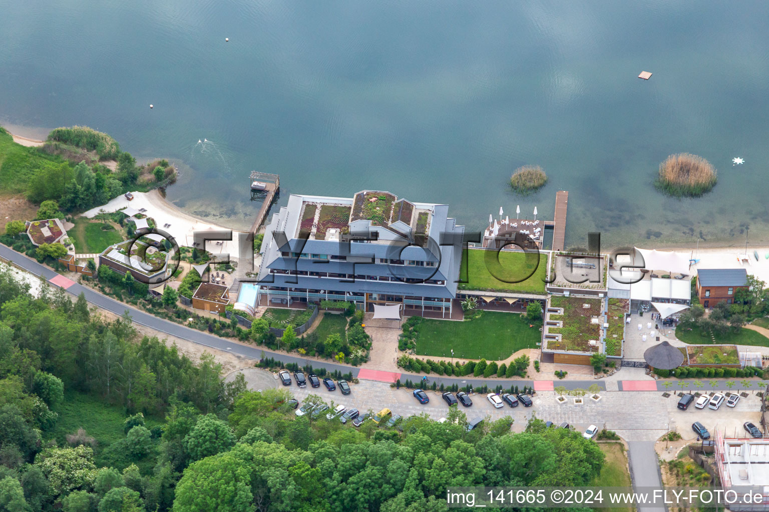 Vue aérienne de Île des sens - hôtel - restaurant - spa au bord du lac de Berzdorf à le quartier Hagenwerder in Görlitz dans le département Saxe, Allemagne