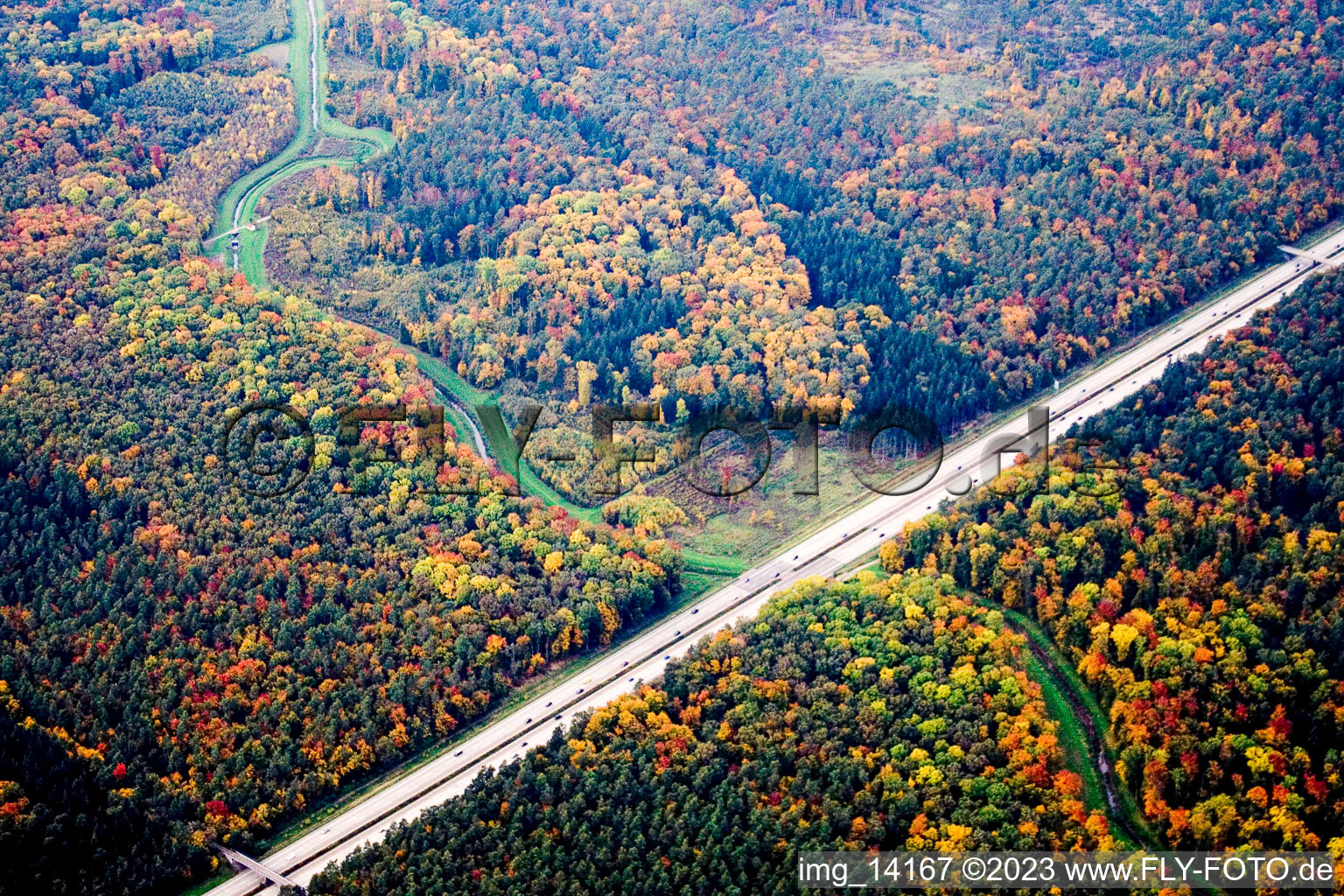 Vue aérienne de L'A5 traverse le Kriegbach à le quartier Bad Langenbrücken in Bad Schönborn dans le département Bade-Wurtemberg, Allemagne