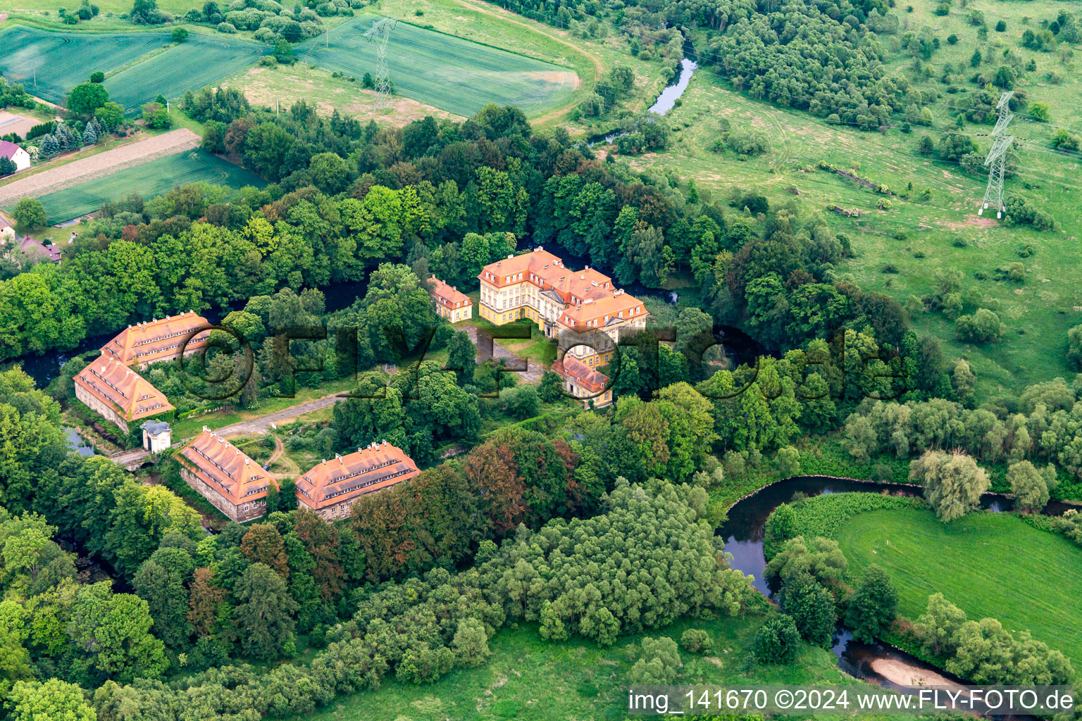 Vue aérienne de Zamek Radomierzyce à Radomierzyce dans le département Basse-Silésie, Pologne