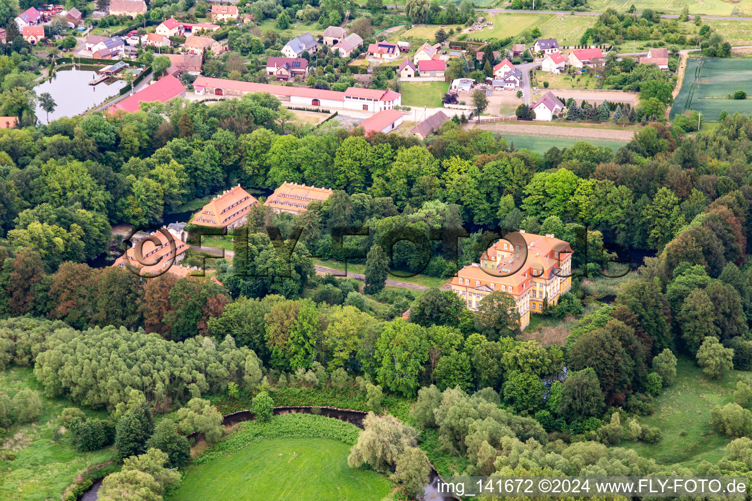 Vue aérienne de Zamek Radomierzyce à Radomierzyce dans le département Basse-Silésie, Pologne