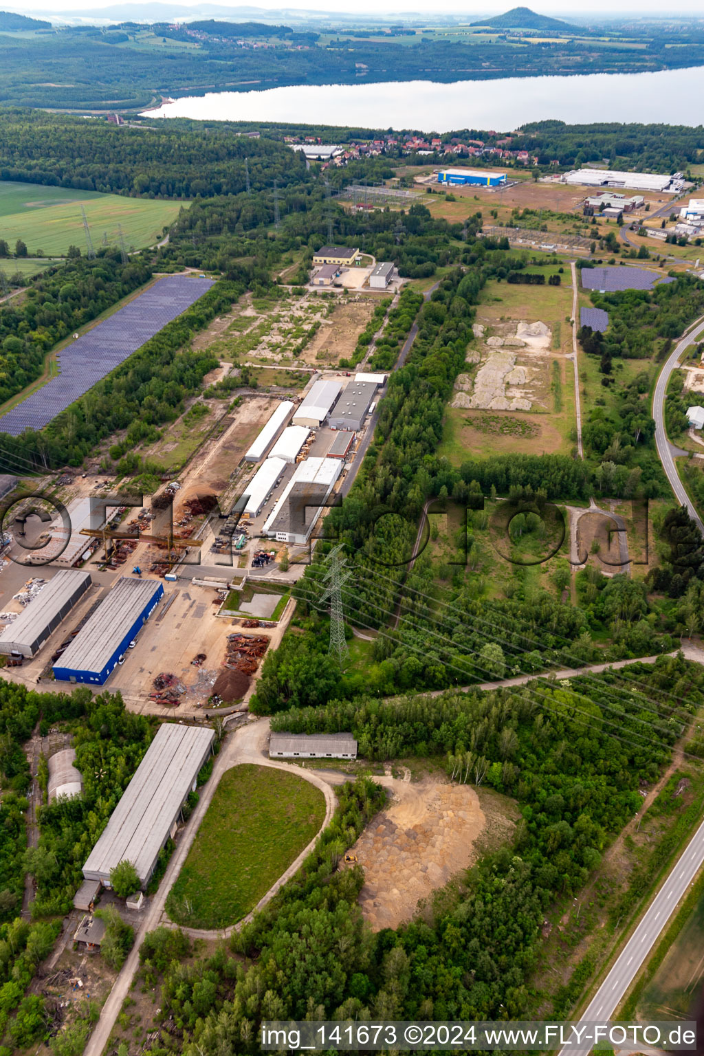 Vue aérienne de Zone industrielle d'Ostritzer Straße avec Polyvlies-Beyer-Sachsen-Betriebsführungs-GmbH et Oostdam Metallhandels GmbH à le quartier Hagenwerder in Görlitz dans le département Saxe, Allemagne