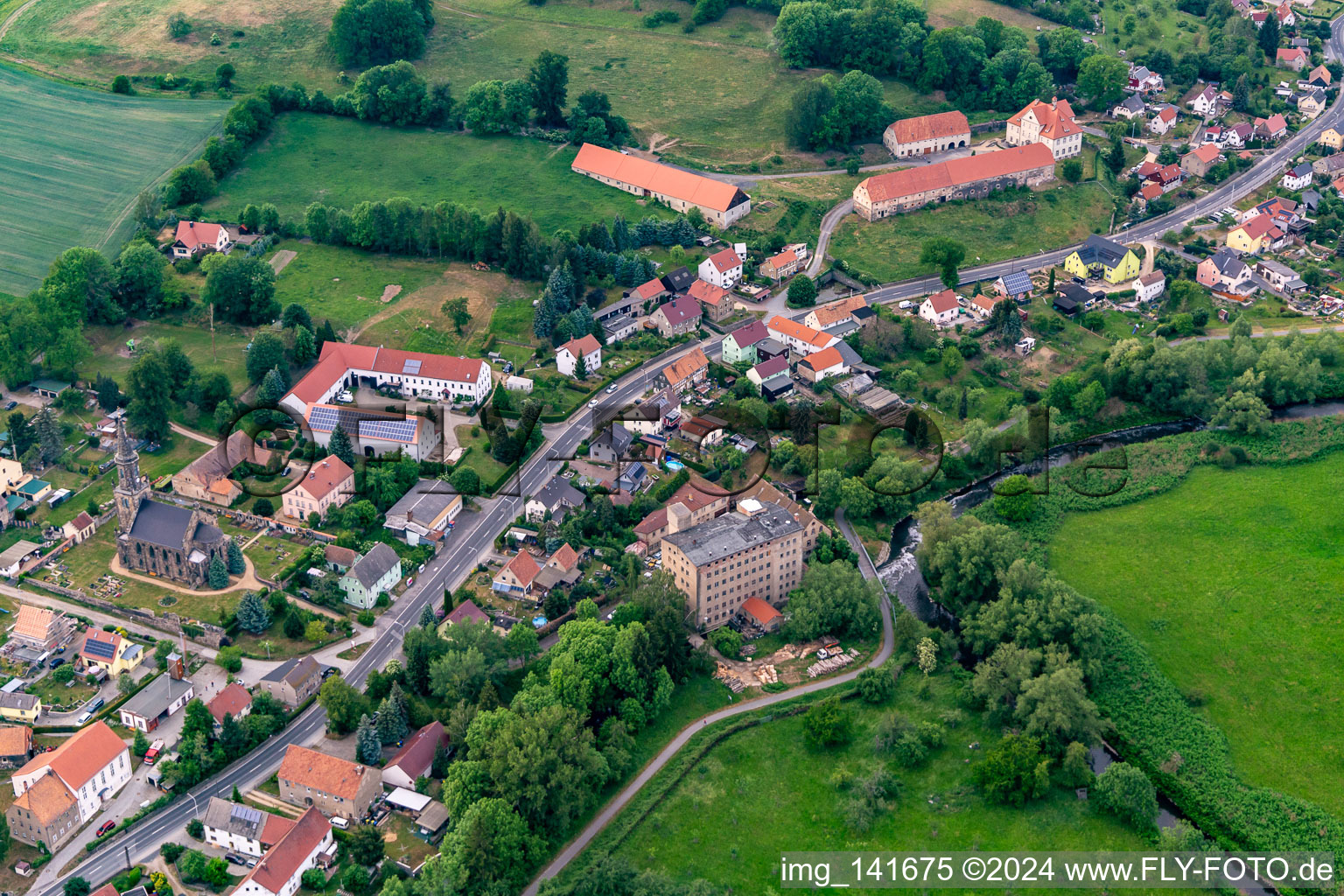 Vue aérienne de Moulin à eau sur la Neisse à le quartier Leuba in Ostritz dans le département Saxe, Allemagne