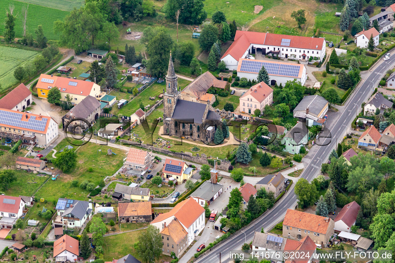 Vue aérienne de Église Saint-Nicolas Leuba à le quartier Leuba in Ostritz dans le département Saxe, Allemagne