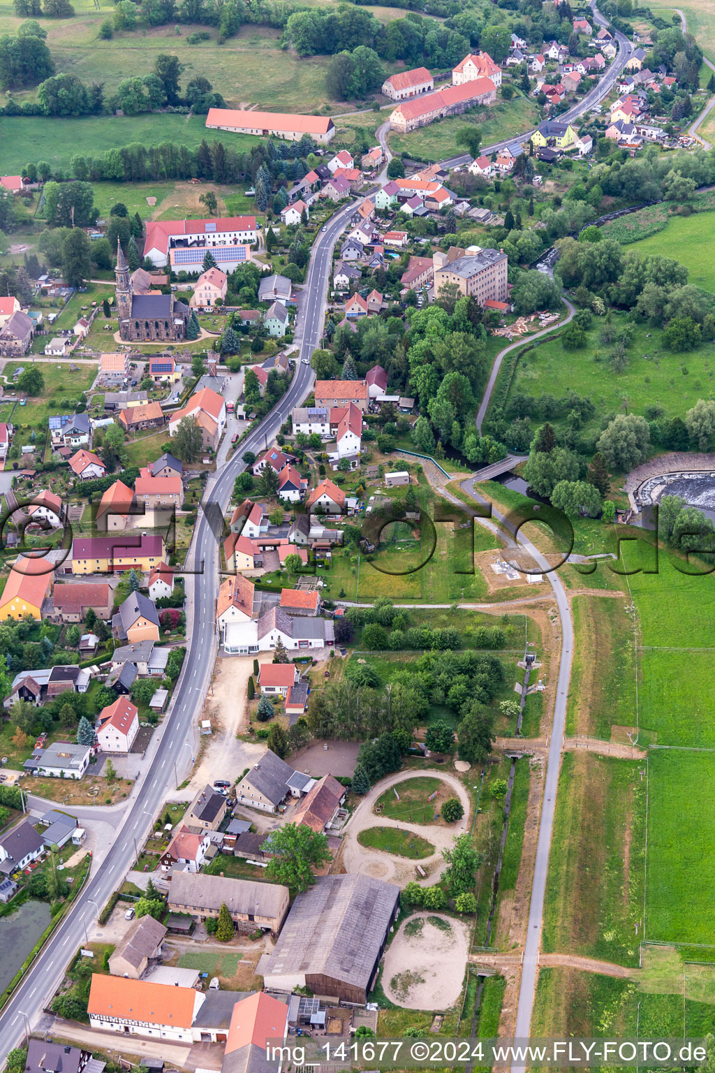 Vue aérienne de Hautpstr à le quartier Leuba in Ostritz dans le département Saxe, Allemagne