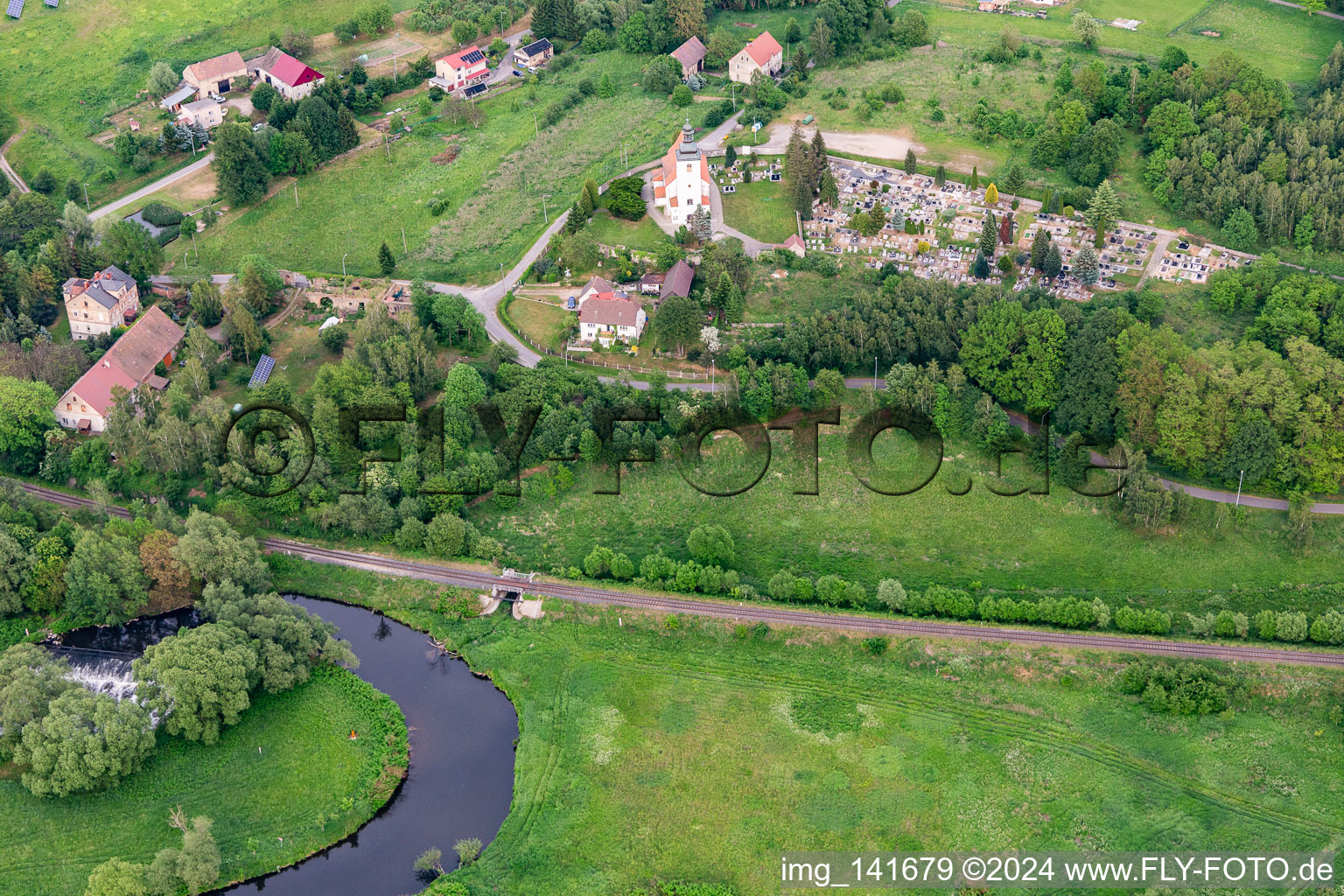 Vue aérienne de Église Saint-Jean-Baptiste "Kościół pw. św. Jana Chrzciciela à Krzewina dans le département Basse-Silésie, Pologne