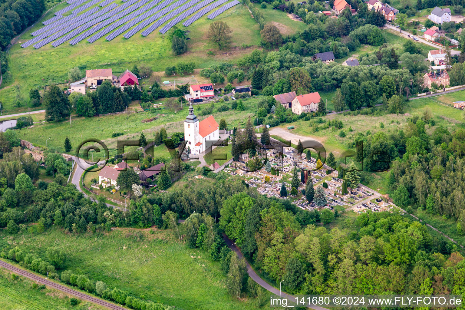 Vue aérienne de Église Saint-Jean-Baptiste "Kościół pw. św. Jana Chrzciciela à Krzewina dans le département Basse-Silésie, Pologne