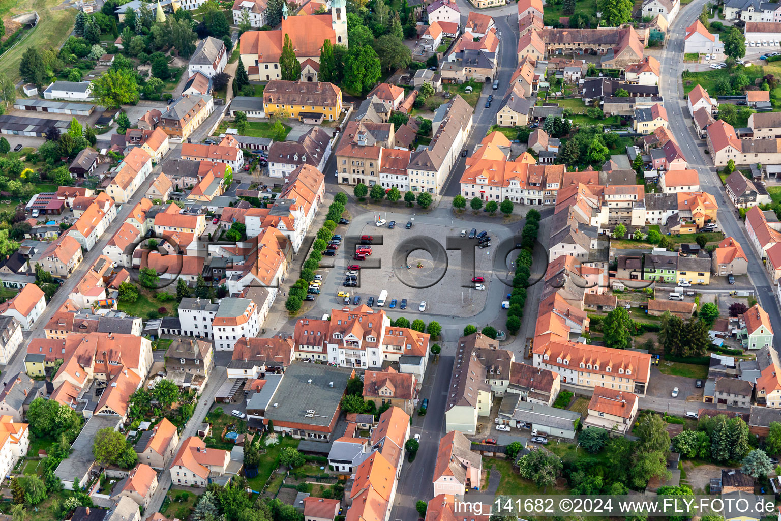 Vue aérienne de Place du marché du nord à Ostritz dans le département Saxe, Allemagne