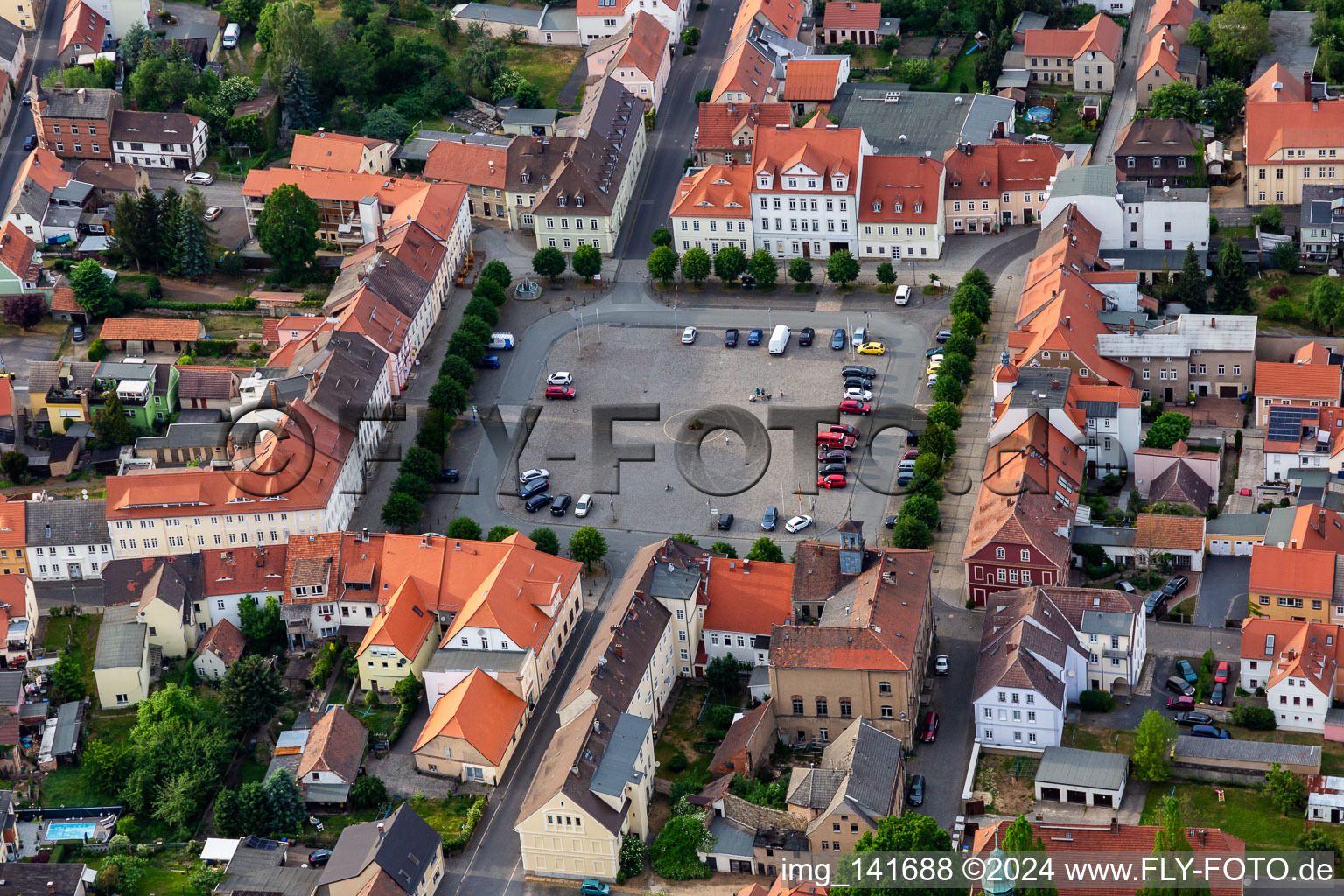 Vue aérienne de Place du marché du sud à Ostritz dans le département Saxe, Allemagne