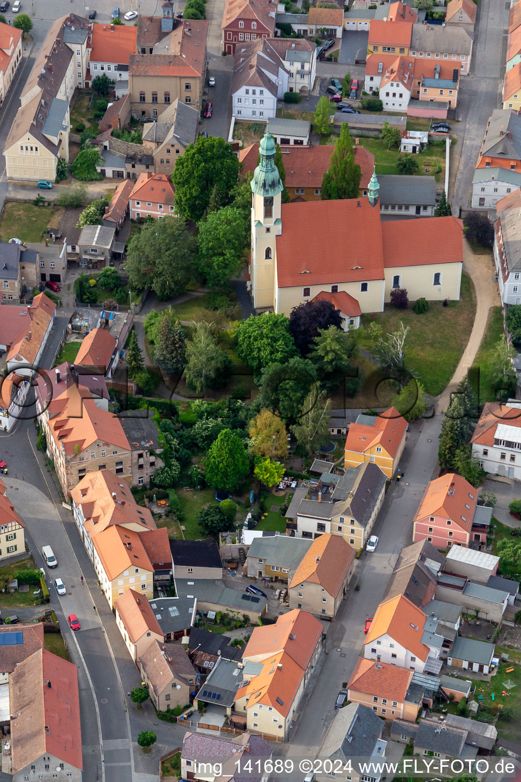 Vue aérienne de Église de l'Assomption de Marie à Ostritz dans le département Saxe, Allemagne