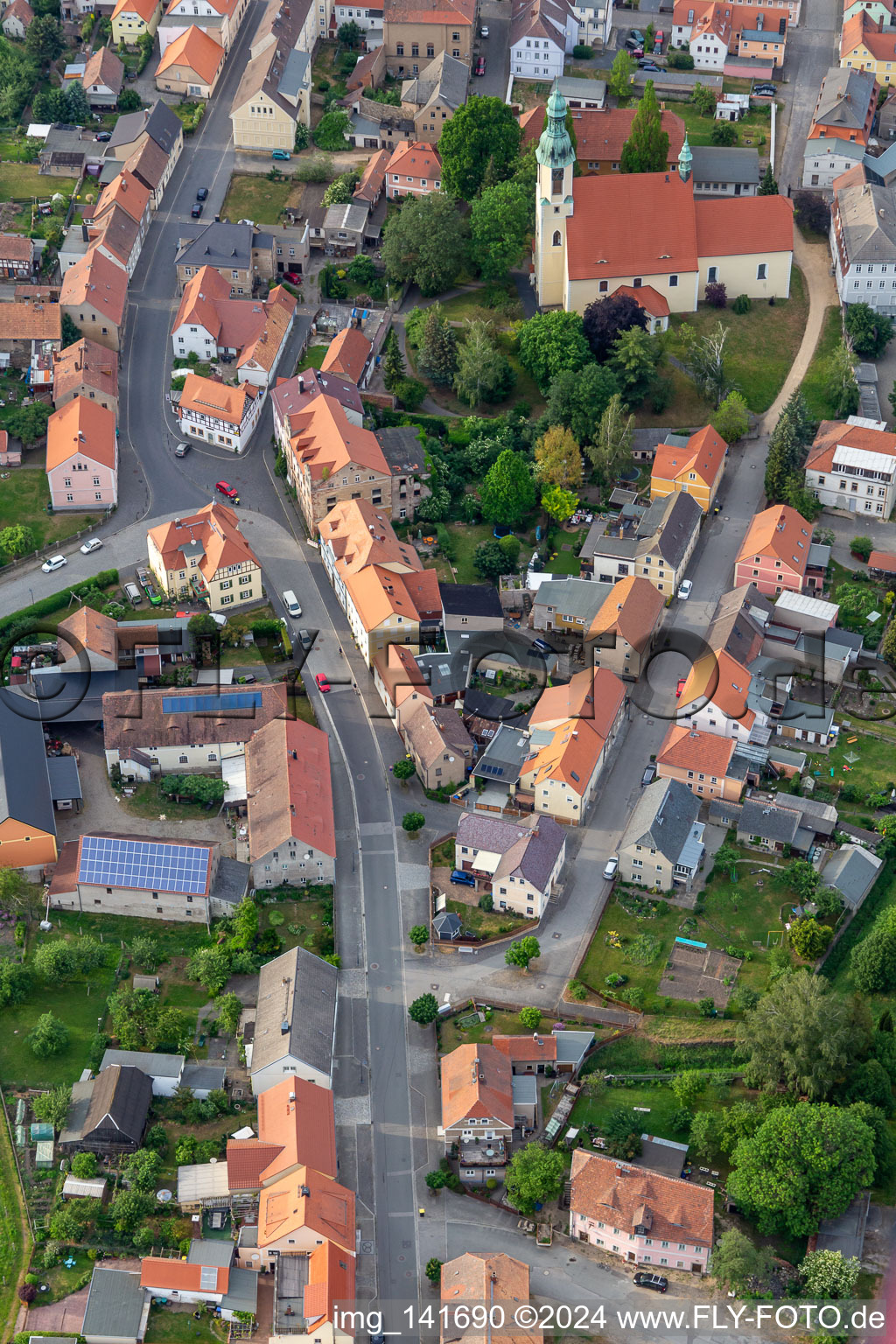 Vue aérienne de Église de l'Assomption de Marie à Ostritz dans le département Saxe, Allemagne