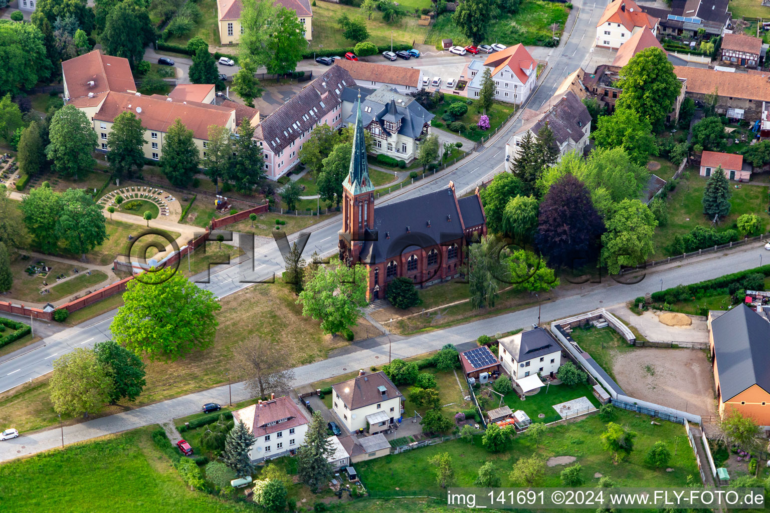 Vue aérienne de Église Gustav Adolf à Ostritz dans le département Saxe, Allemagne