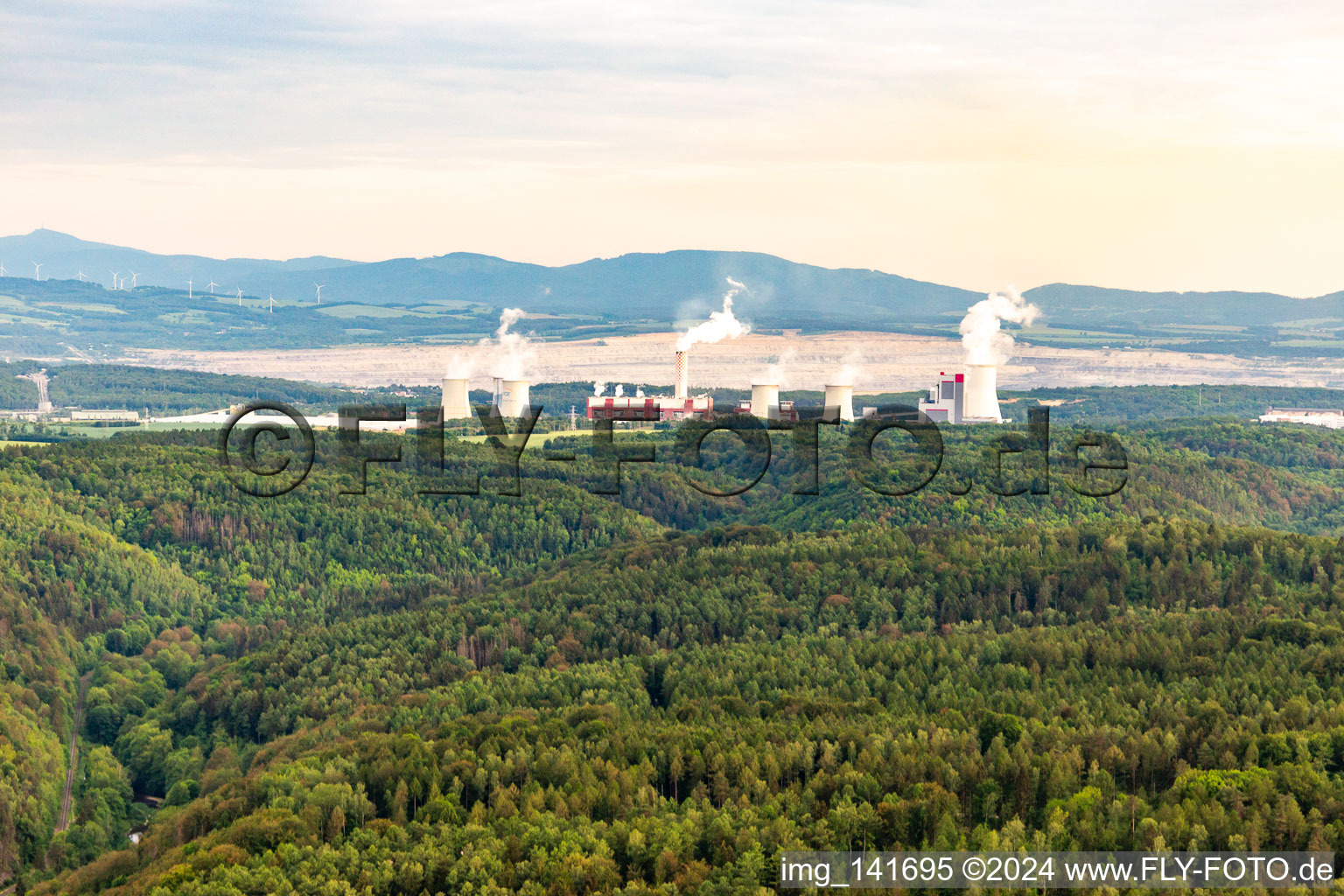 Vue aérienne de Mine de lignite à ciel ouvert "PGE Górnictwo i Energetyka Konwencjonalna Oddział Kopalnia Węgla Brunatnego Turów" et centrale électrique de Turów du nord à Bogatynia dans le département Basse-Silésie, Pologne