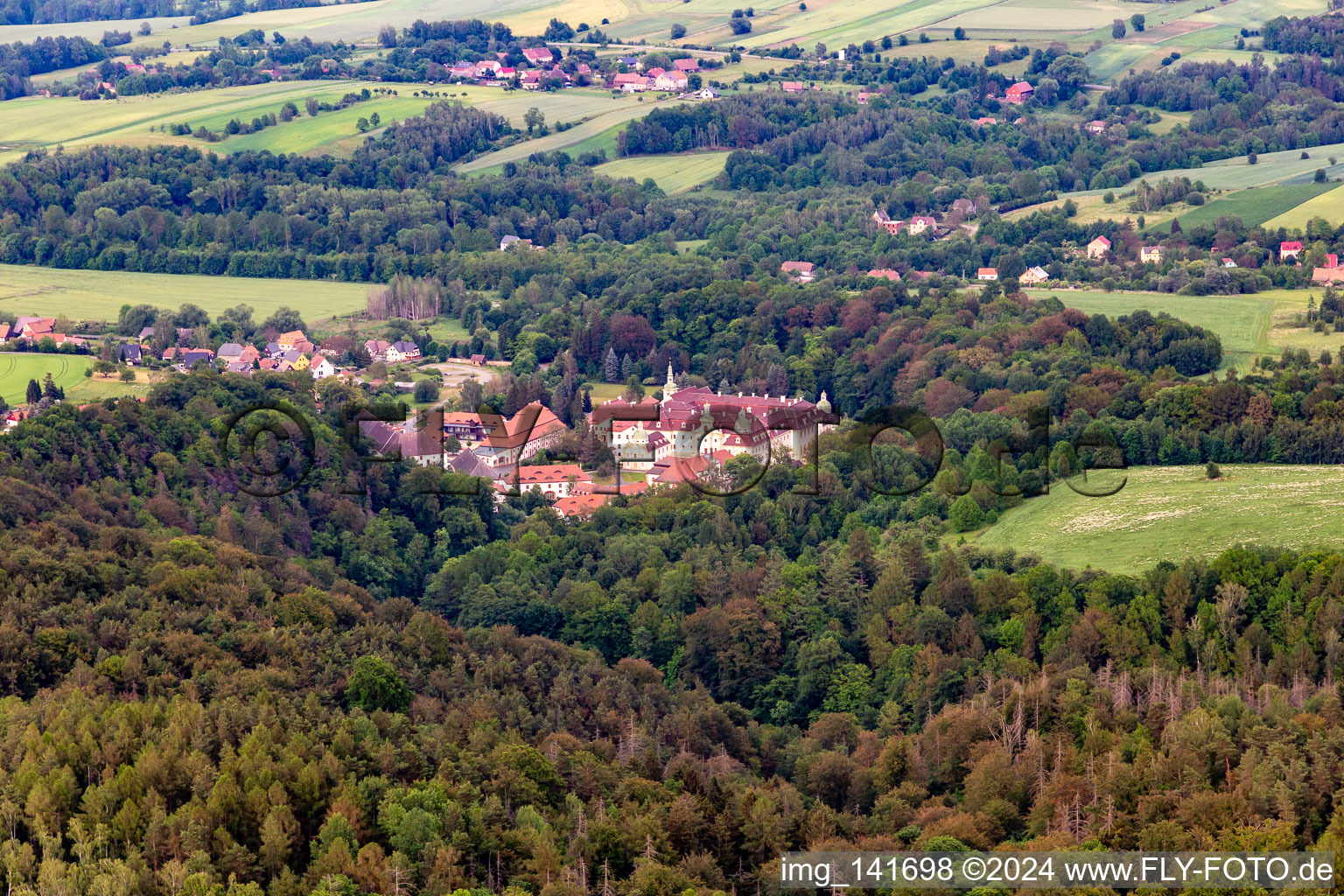 Vue oblique de Monastère des Soeurs, rue Marienthal à le quartier Marienthal in Ostritz dans le département Saxe, Allemagne