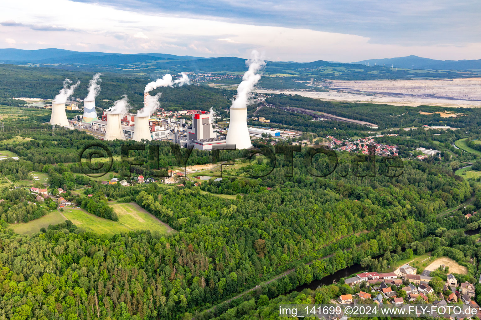 Vue aérienne de Centrale électrique à lignite Turów "PGE Górnictwo i Energetyka Konwencjonalna SA, Oddział Elektrownia Turów" du nord-ouest à le quartier Trzciniec in Bogatynia dans le département Basse-Silésie, Pologne