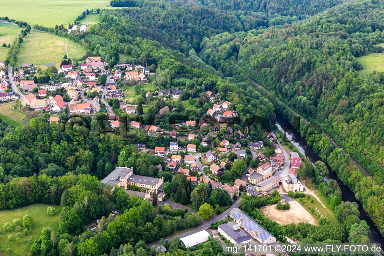 Vue aérienne de Village au-dessus de la Neisse Lusace à le quartier Rosenthal in Zittau dans le département Saxe, Allemagne