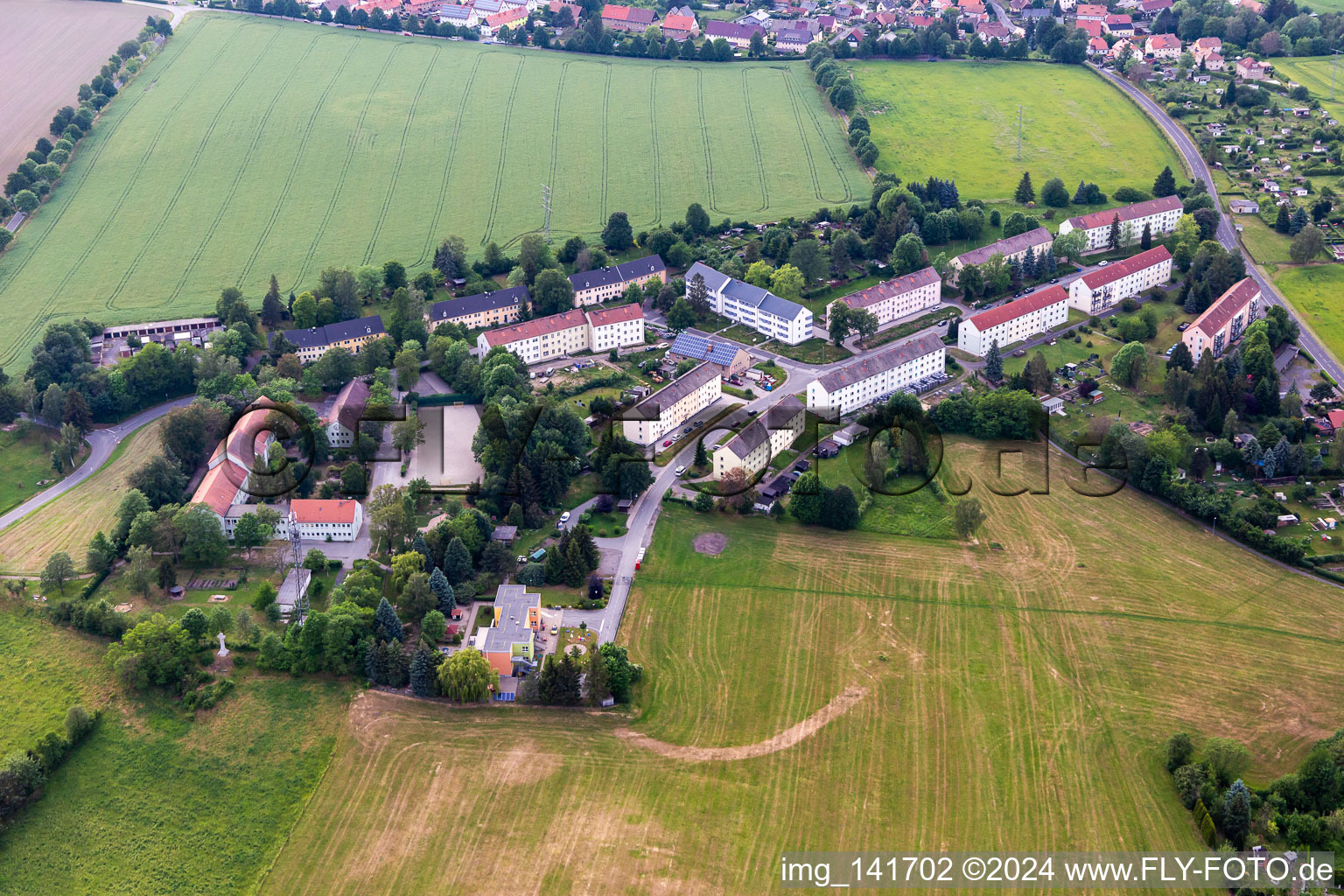 Vue aérienne de Lotissement préfabriqué sur la Karl-Liebknecht-Straße à le quartier Hirschfelde in Zittau dans le département Saxe, Allemagne