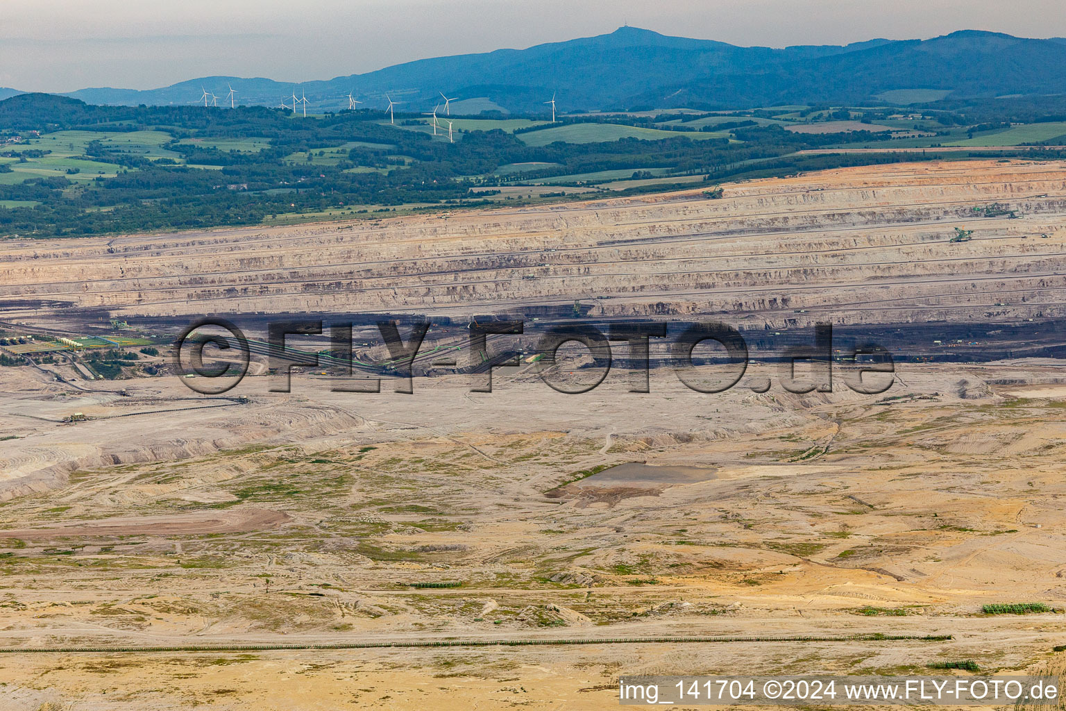 Vue aérienne de Mine de lignite à ciel ouvert "PGE Górnictwo i Energetyka Konwencjonalna Oddział Kopalnia Węgla Brunatnego Turów" depuis l'ouest à le quartier Rybarzowice in Opolno-Zdrój dans le département Basse-Silésie, Pologne