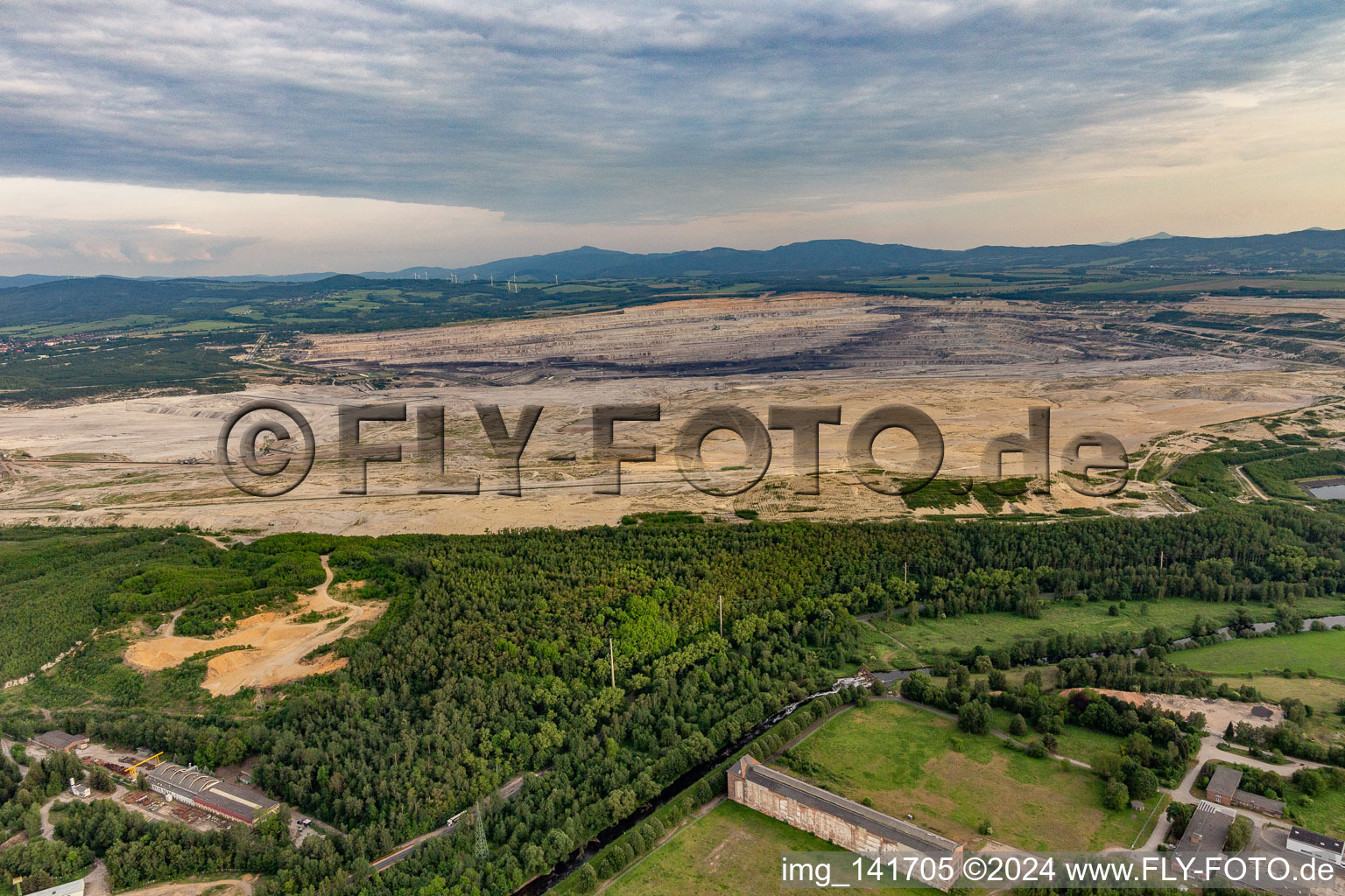 Vue aérienne de Mine de lignite à ciel ouvert "PGE Górnictwo i Energetyka Konwencjonalna Oddział Kopalnia Węgla Brunatnego Turów" du nord-ouest à Bogatynia dans le département Basse-Silésie, Pologne