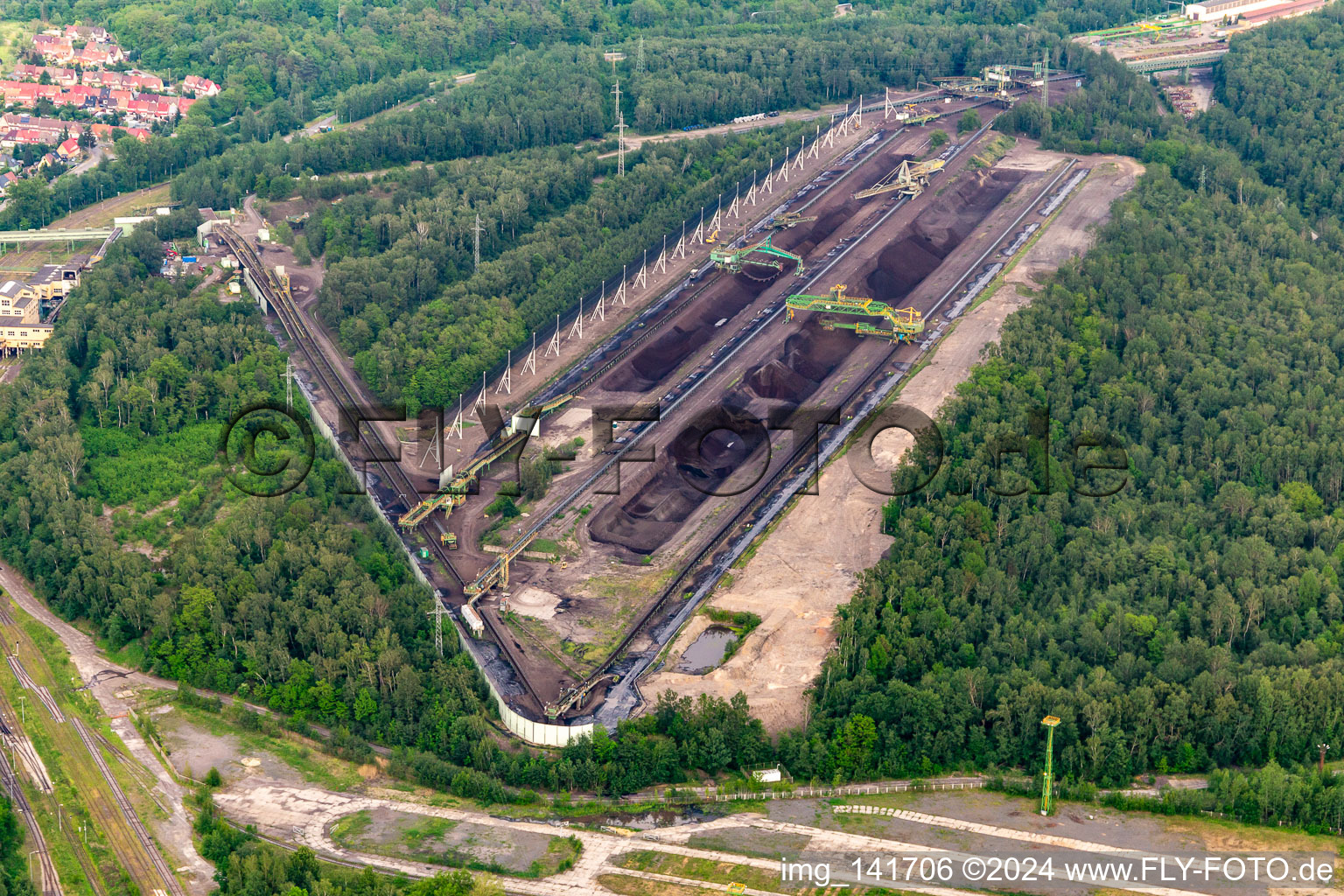 Vue aérienne de Dépotoirs de charbon à la mine de lignite à ciel ouvert "PGE Górnictwo i Energetyka Konwencjonalna Oddział Kopalnia Węgla Brunatnego Turów à Bogatynia dans le département Basse-Silésie, Pologne