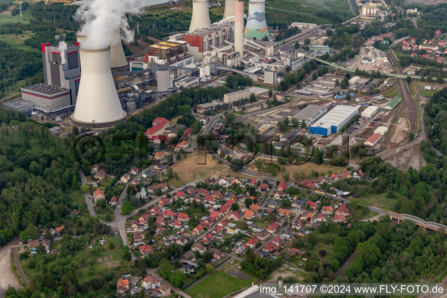 Vue aérienne de Village au pied de la centrale électrique de lignite Turów "PGE Górnictwo i Energetyka Konwencjonalna SA, Oddział Elektrownia Turów à Bogatynia dans le département Basse-Silésie, Pologne