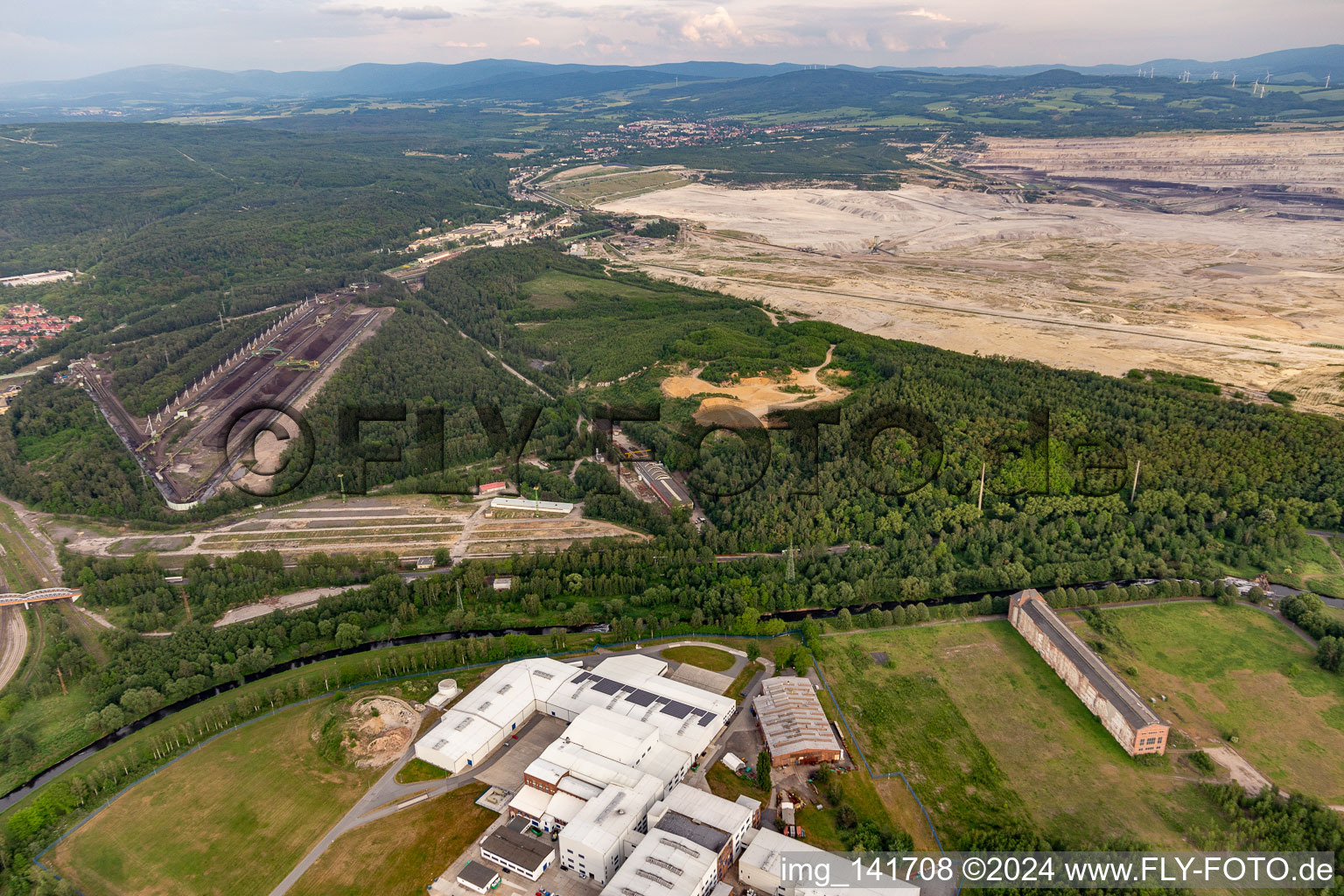 Vue aérienne de Dépotoirs de charbon à la mine de lignite à ciel ouvert "PGE Górnictwo i Energetyka Konwencjonalna Oddział Kopalnia Węgla Brunatnego Turów à Bogatynia dans le département Basse-Silésie, Pologne