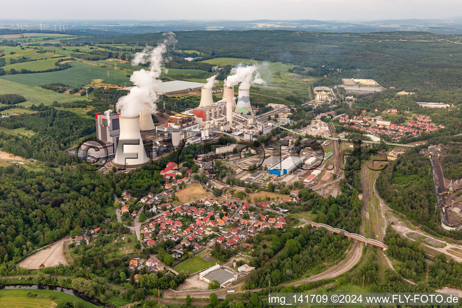 Vue aérienne de Centrale électrique à lignite de Turów "PGE Górnictwo i Energetyka Konwencjonalna SA, Oddział Elektrownia Turów à Bogatynia dans le département Basse-Silésie, Pologne