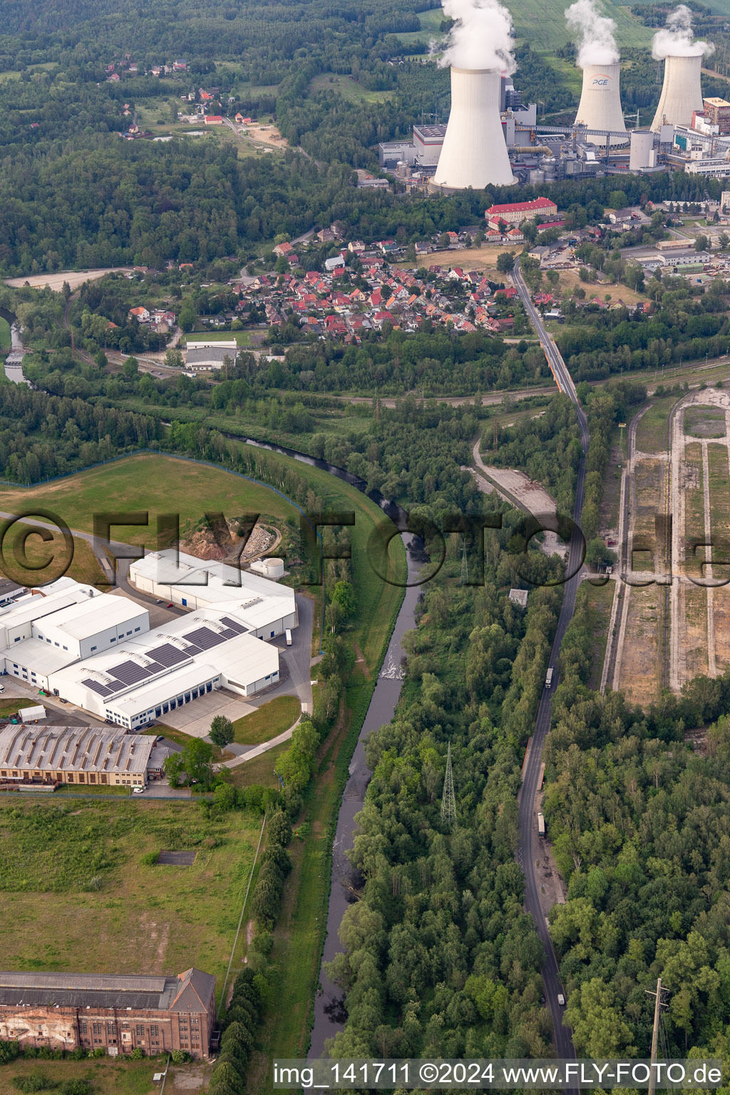 Vue aérienne de Lusace Neisse entre l'Allemagne et la Pologne à la mine de lignite à le quartier Hirschfelde in Zittau dans le département Saxe, Allemagne