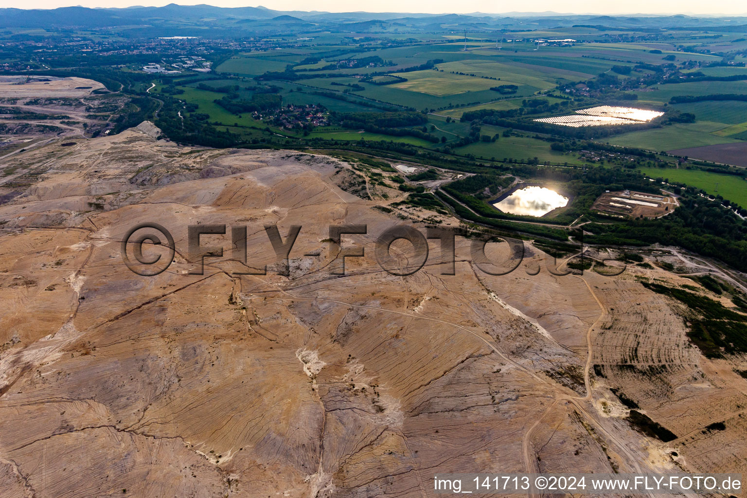 Vue aérienne de Zones exploitées dans la mine de lignite à ciel ouvert "PGE Górnictwo i Energetyka Konwencjonalna Oddział Kopalnia Węgla Brunatnego Turów à Bogatynia dans le département Basse-Silésie, Pologne