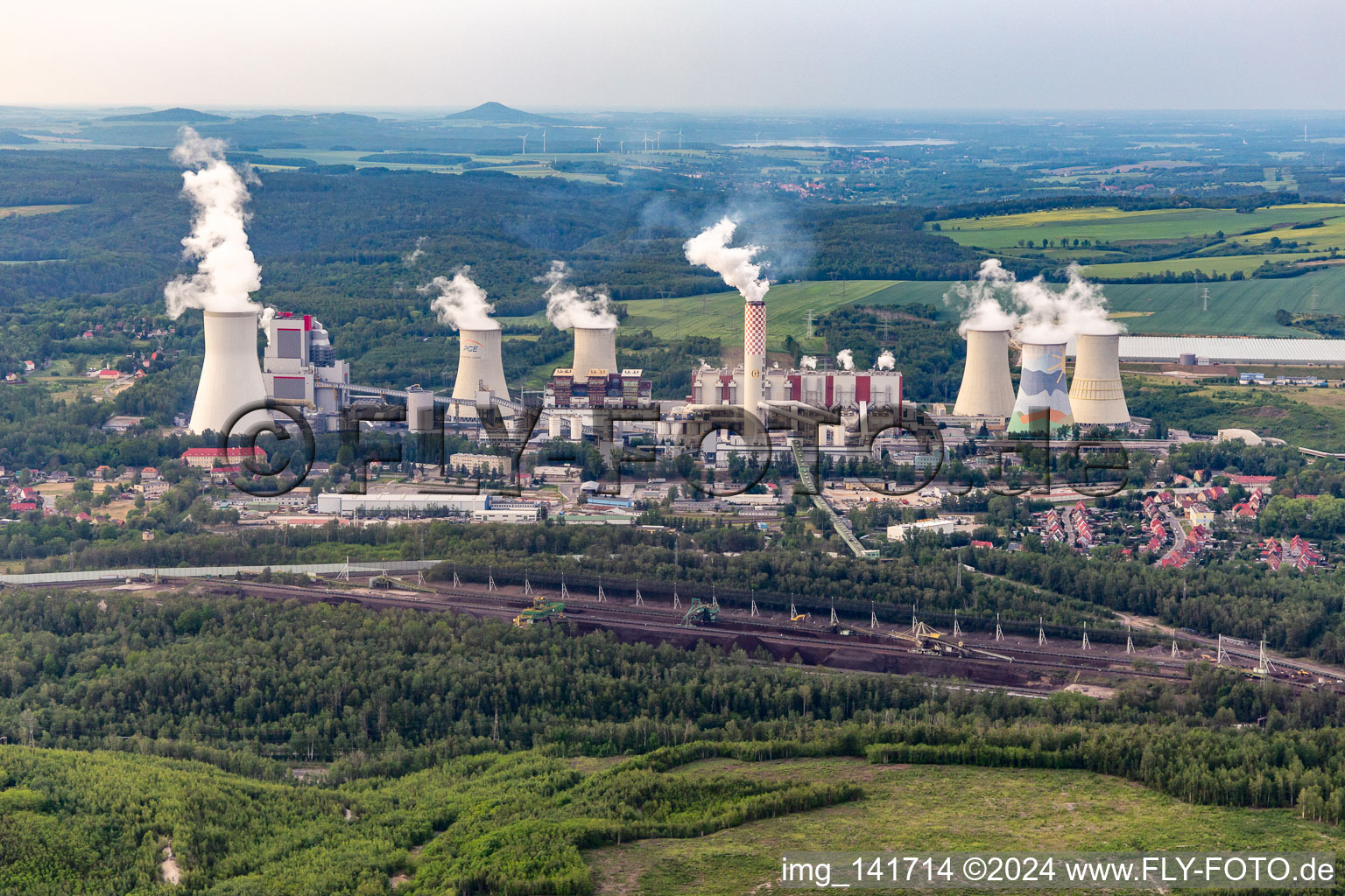 Vue aérienne de Centrale électrique à lignite de Turów "PGE Górnictwo i Energetyka Konwencjonalna SA, Oddział Elektrownia Turów à Bogatynia dans le département Basse-Silésie, Pologne