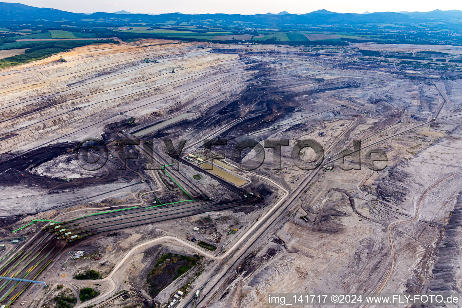 Vue aérienne de Bandes transporteuses dans la mine de lignite à ciel ouvert "PGE Górnictwo i Energetyka Konwencjonalna Oddział Kopalnia Węgla Brunatnego Turów à le quartier Biedrzychowice Gorne in Sieniawka dans le département Basse-Silésie, Pologne