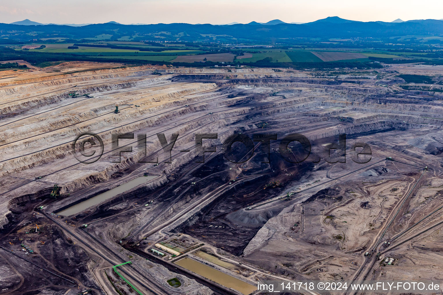 Vue aérienne de Mine de lignite à ciel ouvert "PGE Górnictwo i Energetyka Konwencjonalna Oddział Kopalnia Węgla Brunatnego Turów à Białopole dans le département Basse-Silésie, Pologne