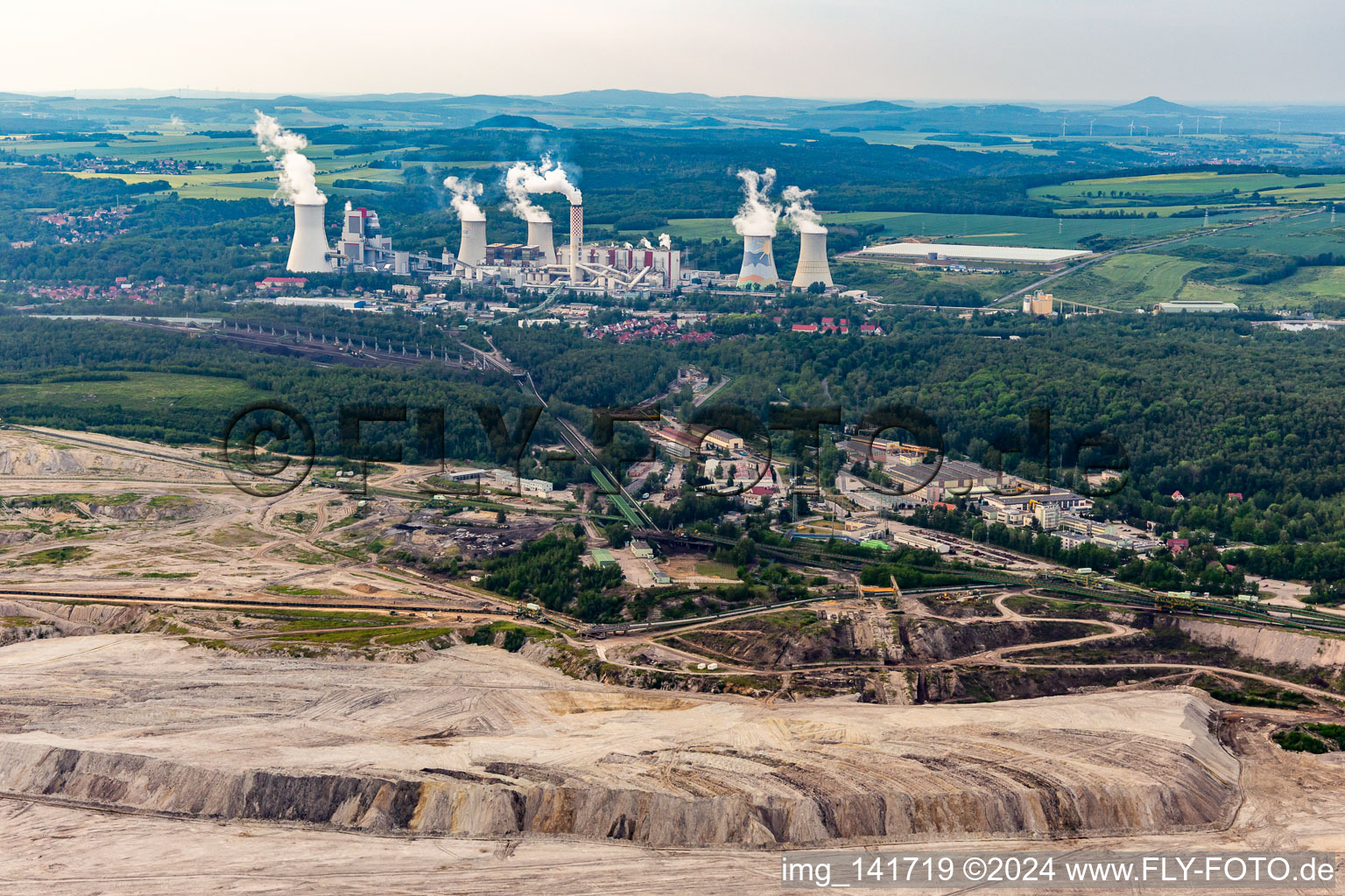 Vue aérienne de Mine de lignite à ciel ouvert "PGE Górnictwo i Energetyka Konwencjonalna Oddział Kopalnia Węgla Brunatnego Turów" et centrale électrique de Turów à Bogatynia dans le département Basse-Silésie, Pologne