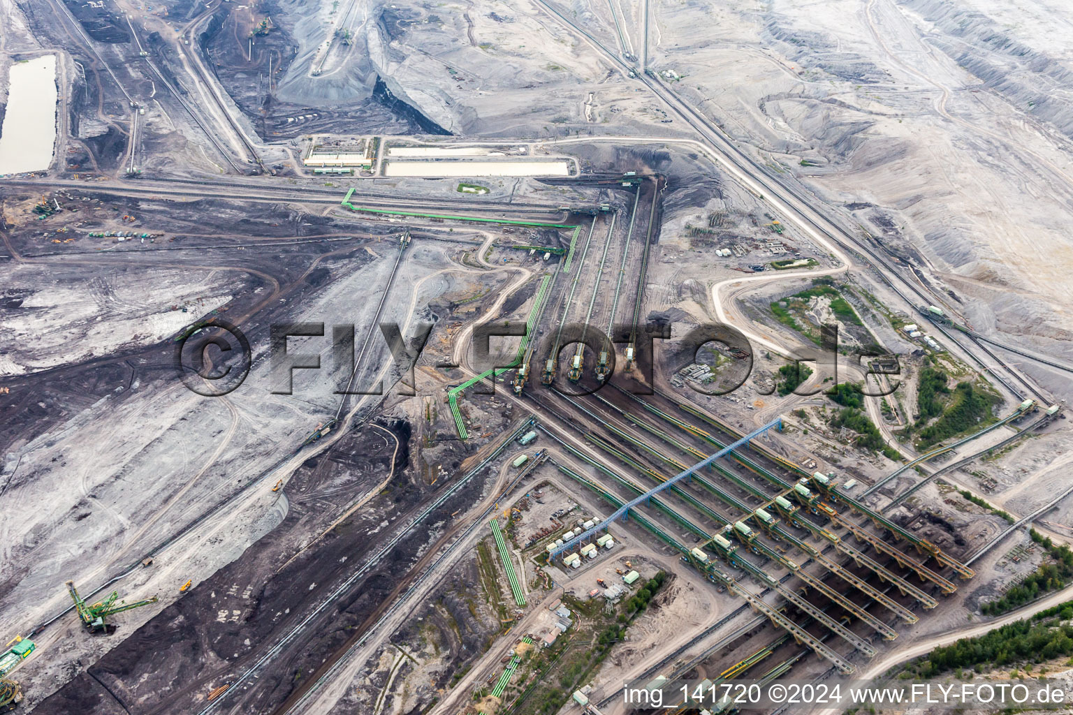 Vue aérienne de Bandes transporteuses dans la mine de lignite à ciel ouvert "PGE Górnictwo i Energetyka Konwencjonalna Oddział Kopalnia Węgla Brunatnego Turów à Opolno-Zdrój dans le département Basse-Silésie, Pologne