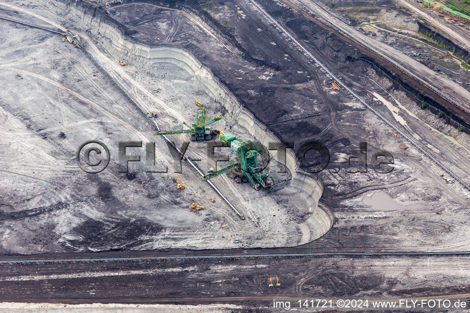 Vue aérienne de Pelle à convoyeur dans la mine à ciel ouvert de lignite "PGE Górnictwo i Energetyka Konwencjonalna Oddział Kopalnia Węgla Brunatnego Turów à Opolno-Zdrój dans le département Basse-Silésie, Pologne