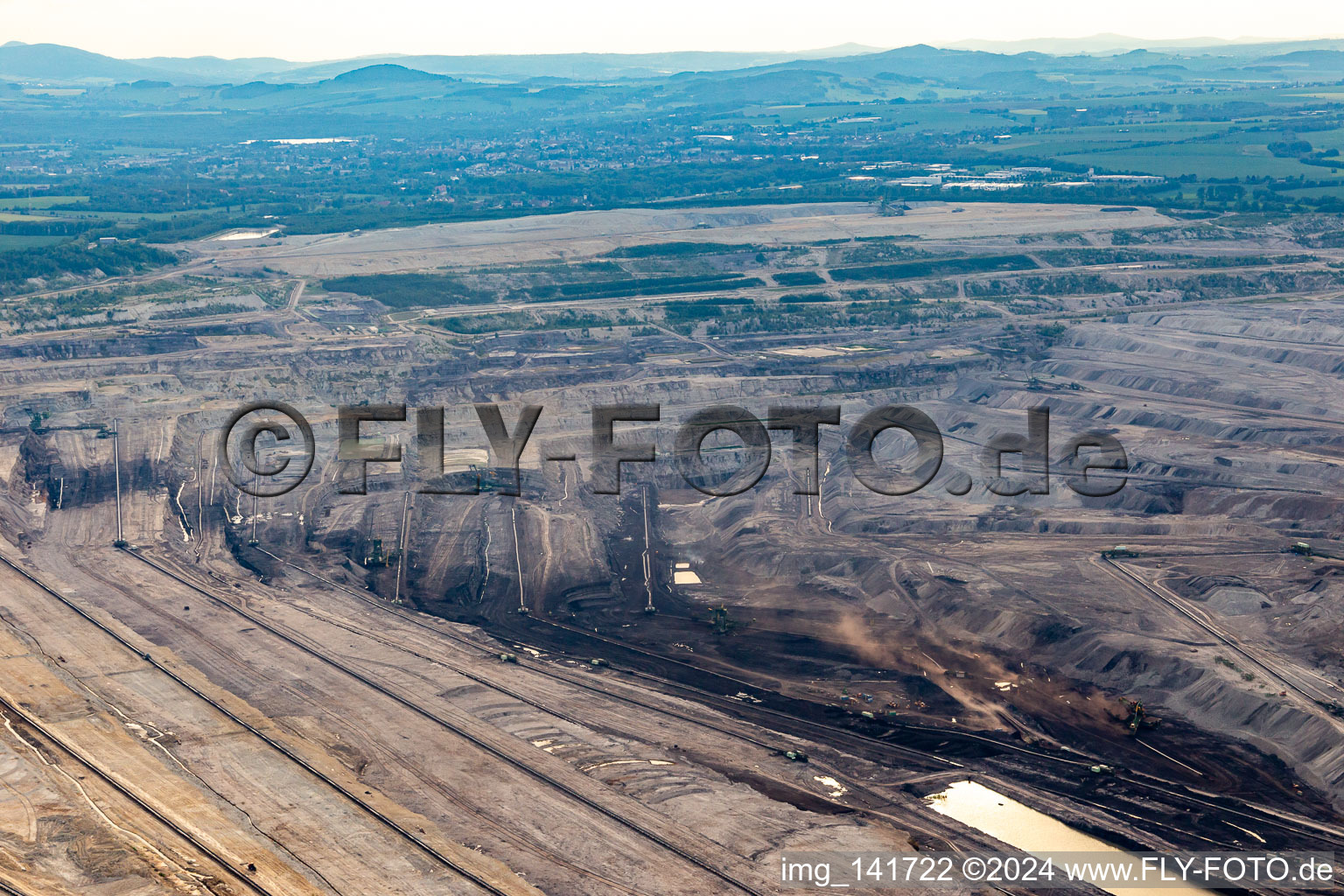 Vue aérienne de Mine de lignite à ciel ouvert "PGE Górnictwo i Energetyka Konwencjonalna Oddział Kopalnia Węgla Brunatnego Turów à le quartier Rybarzowice in Opolno-Zdrój dans le département Basse-Silésie, Pologne