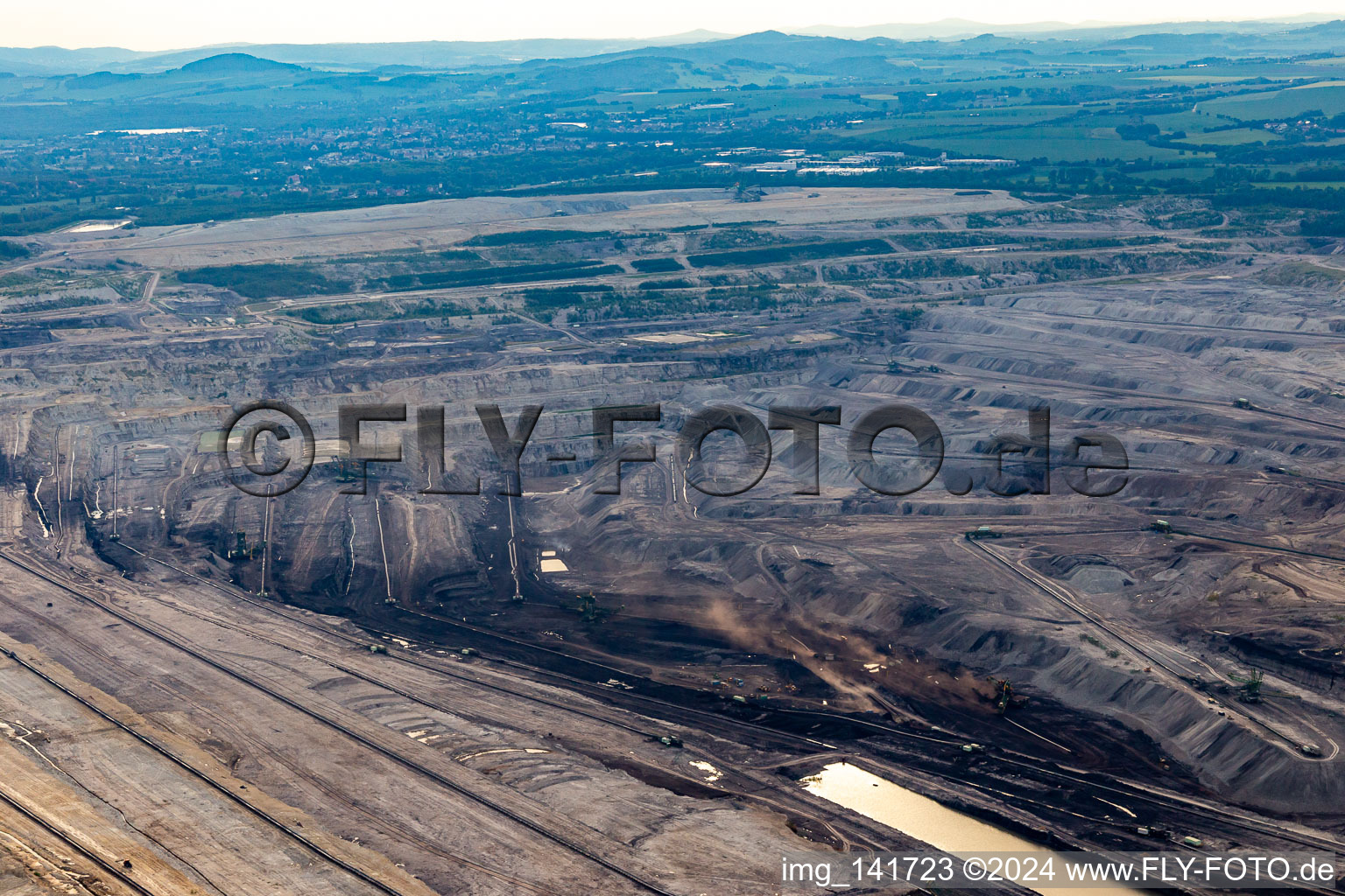 Vue aérienne de Mine de lignite à ciel ouvert "PGE Górnictwo i Energetyka Konwencjonalna Oddział Kopalnia Węgla Brunatnego Turów à Białopole dans le département Basse-Silésie, Pologne