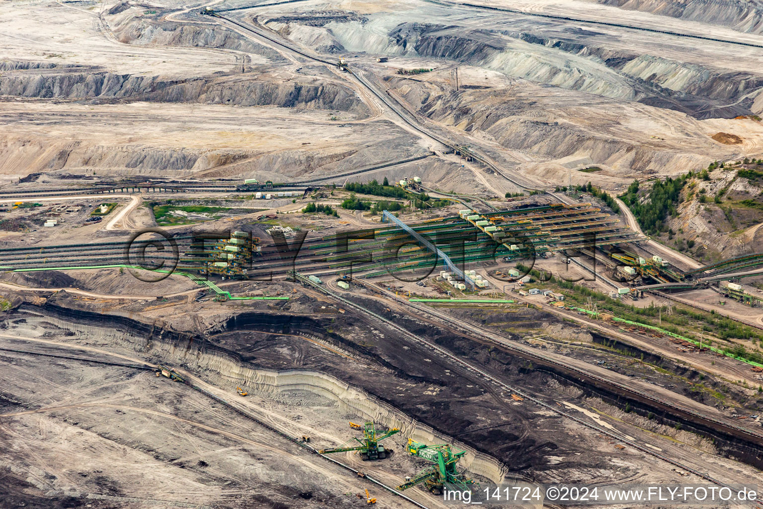 Vue aérienne de Bandes transporteuses dans la mine de lignite à ciel ouvert "PGE Górnictwo i Energetyka Konwencjonalna Oddział Kopalnia Węgla Brunatnego Turów à Opolno-Zdrój dans le département Basse-Silésie, Pologne