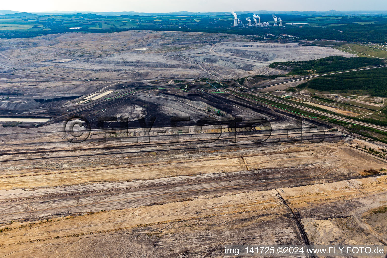 Vue aérienne de Mine de lignite à ciel ouvert "PGE Górnictwo i Energetyka Konwencjonalna Oddział Kopalnia Węgla Brunatnego Turów à Opolno-Zdrój dans le département Basse-Silésie, Pologne