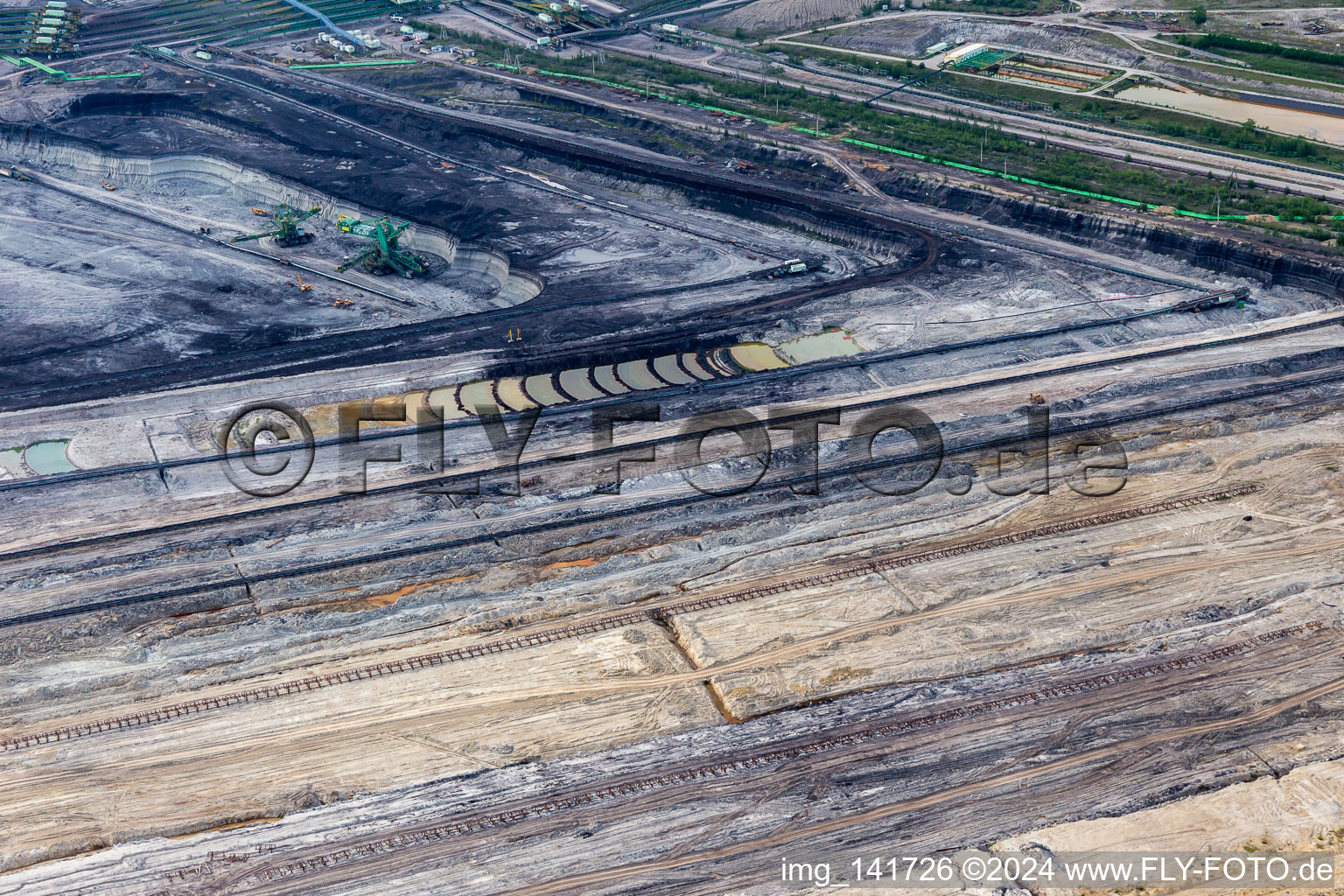 Vue aérienne de Mine de lignite à ciel ouvert "PGE Górnictwo i Energetyka Konwencjonalna Oddział Kopalnia Węgla Brunatnego Turów à Opolno-Zdrój dans le département Basse-Silésie, Pologne